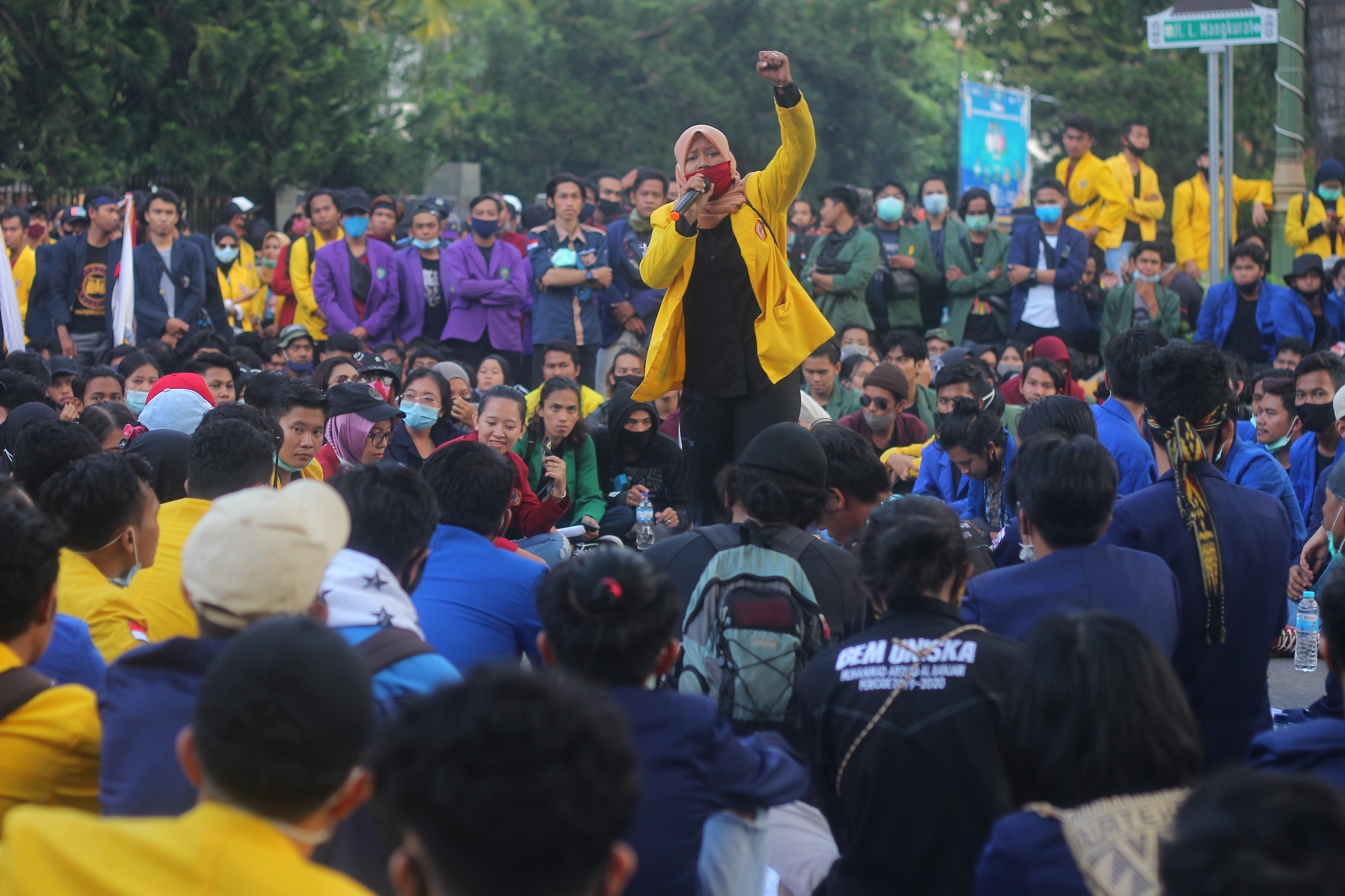 Aksi demo mahasiswa di depan Gedung DPRD Kalsel di Banjarmasin berlangsung hingga malam hari