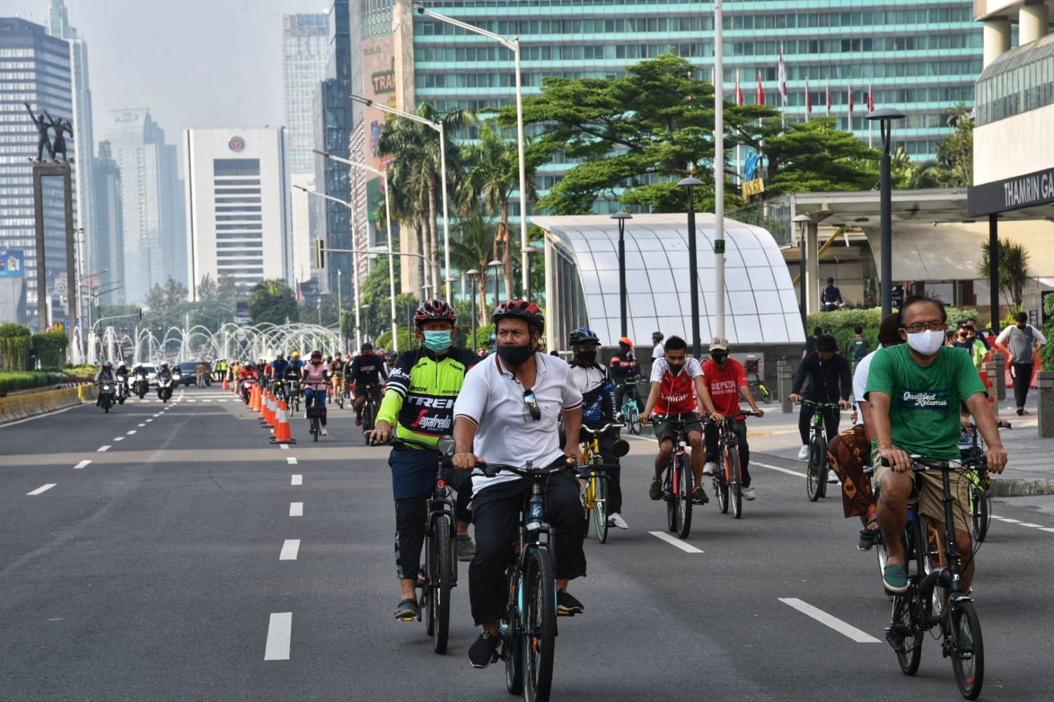 Warga bersepeda di kawasan Jalan Jendral MH Thamrin, Jakarta Pusat, Minggu (6/9/2020).