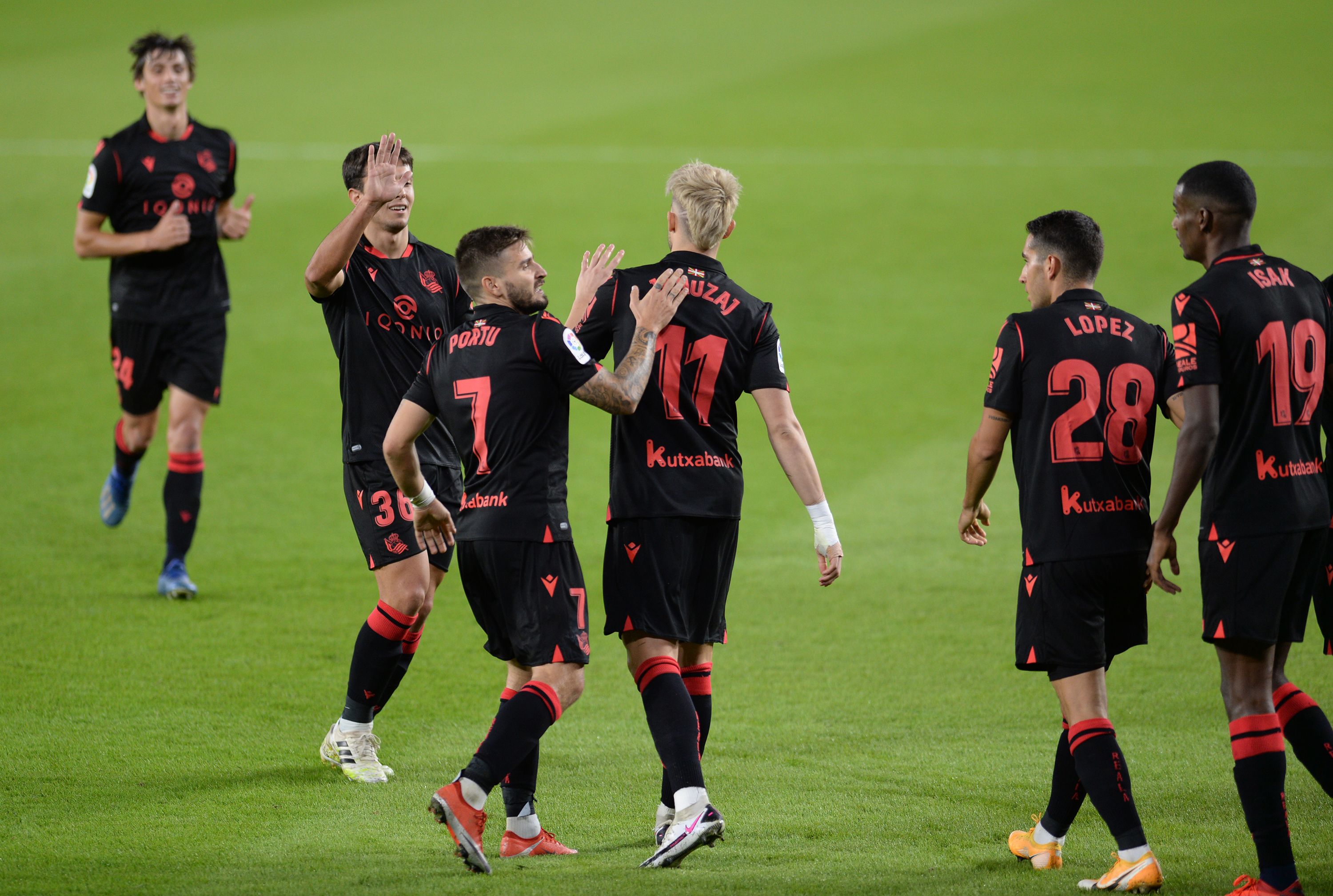 Pemain realSociedad merayakan gol Adnan Januzaj ke gawang real Betis