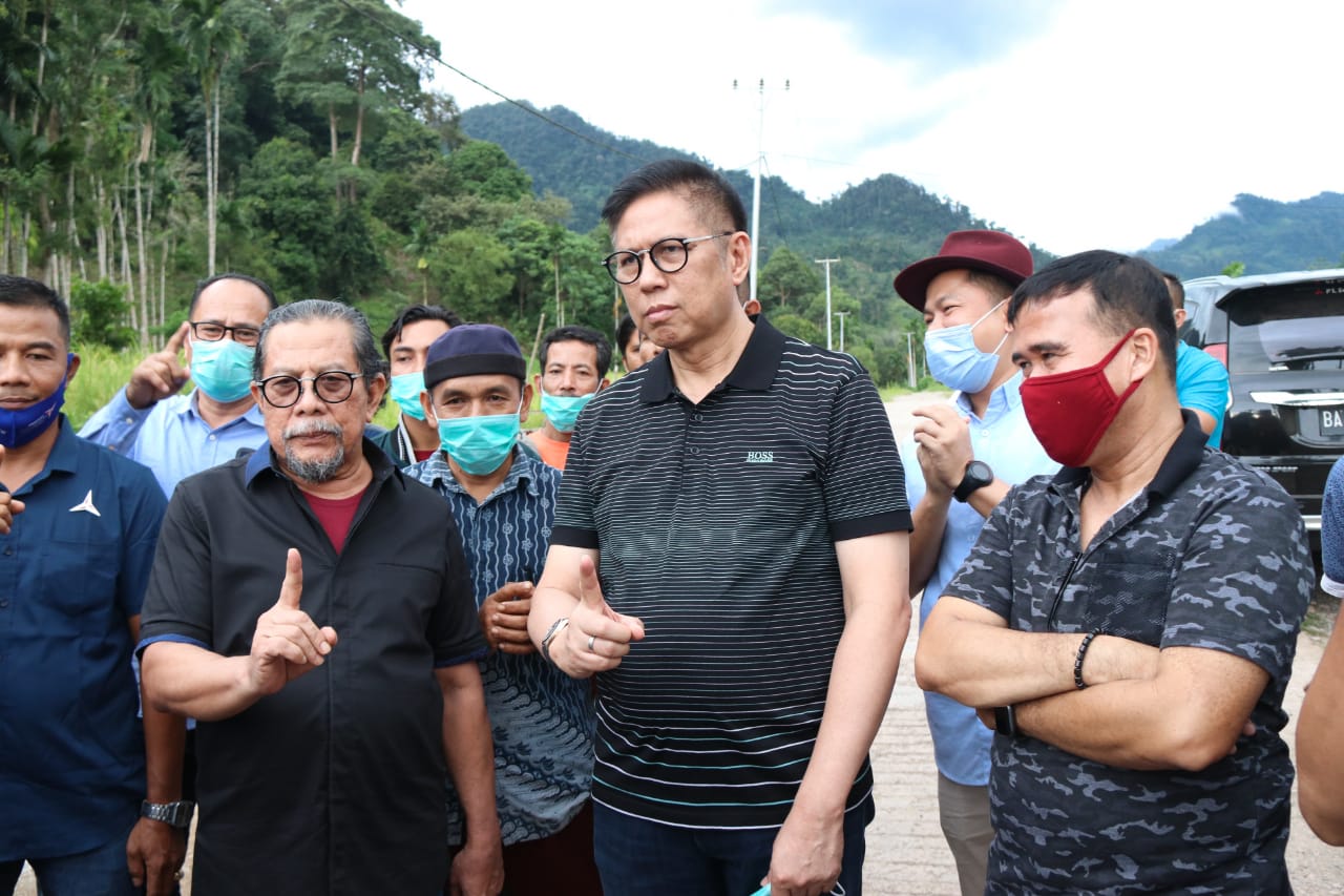 Calon Gubernur Sumbar Mulyadi (tengah) saat berkunjung ke Langgai, Pesisir Selatan.