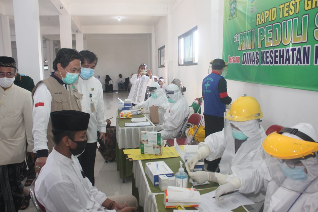 Santri menjalani pemeriksaan kesehatan covid-19