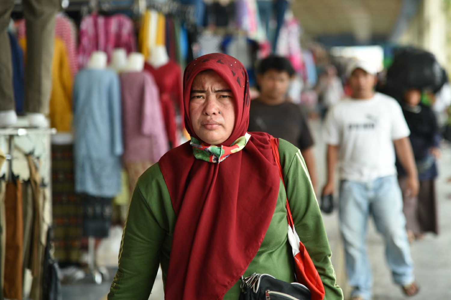 Sejumlah warga tidak menggunakan masker saat berkunjung di Jembatan Multiguna kawasan Tanah Abang, Jakarta Pusat, Senin (10/8/2020).