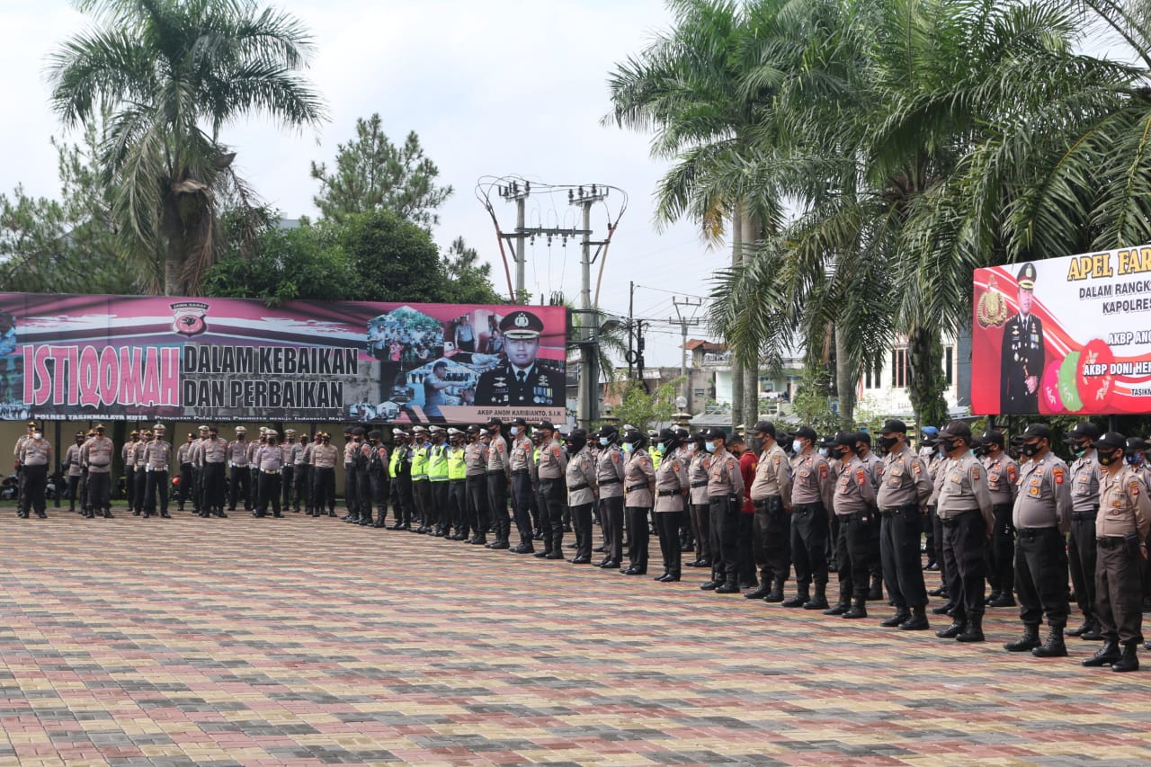 Apel gabungan persiapan libur panjang dan cuti bersama di halaman Markas Polresta Tasikmalaya  
