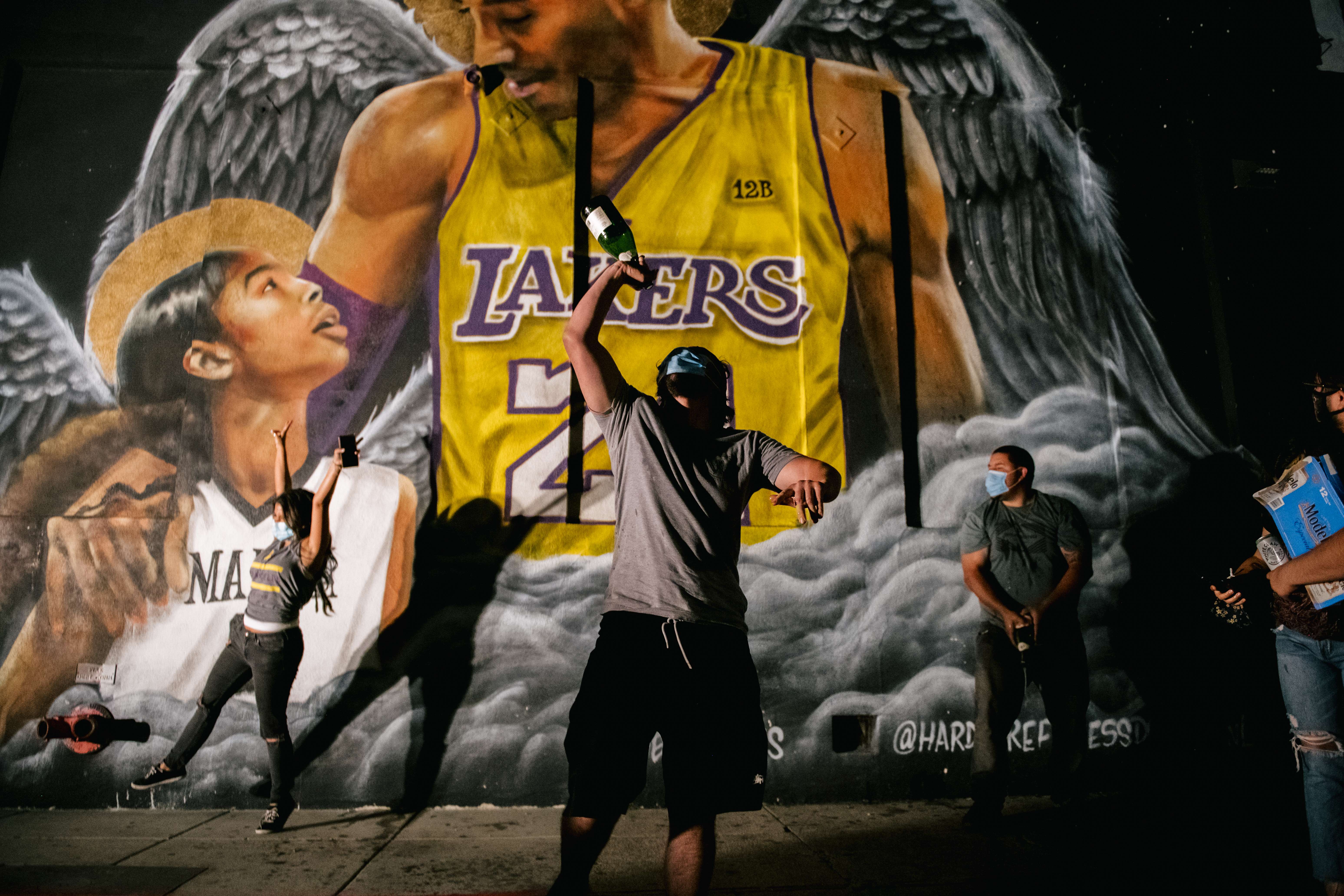 Fans Lakers merayakan Kemenangan di dekat Mural Kobe Bryant