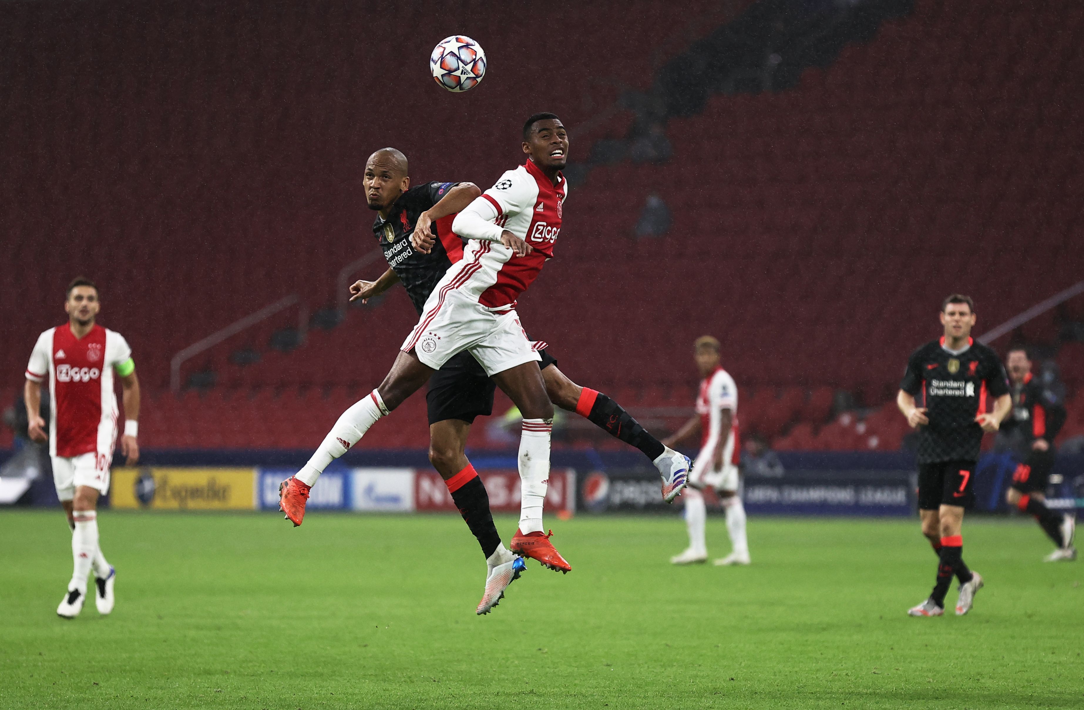 Pemain Liverpool Fabinho berduel dengan pemain Ajax Ryan Gravenberch dalam laga Liga Champions.