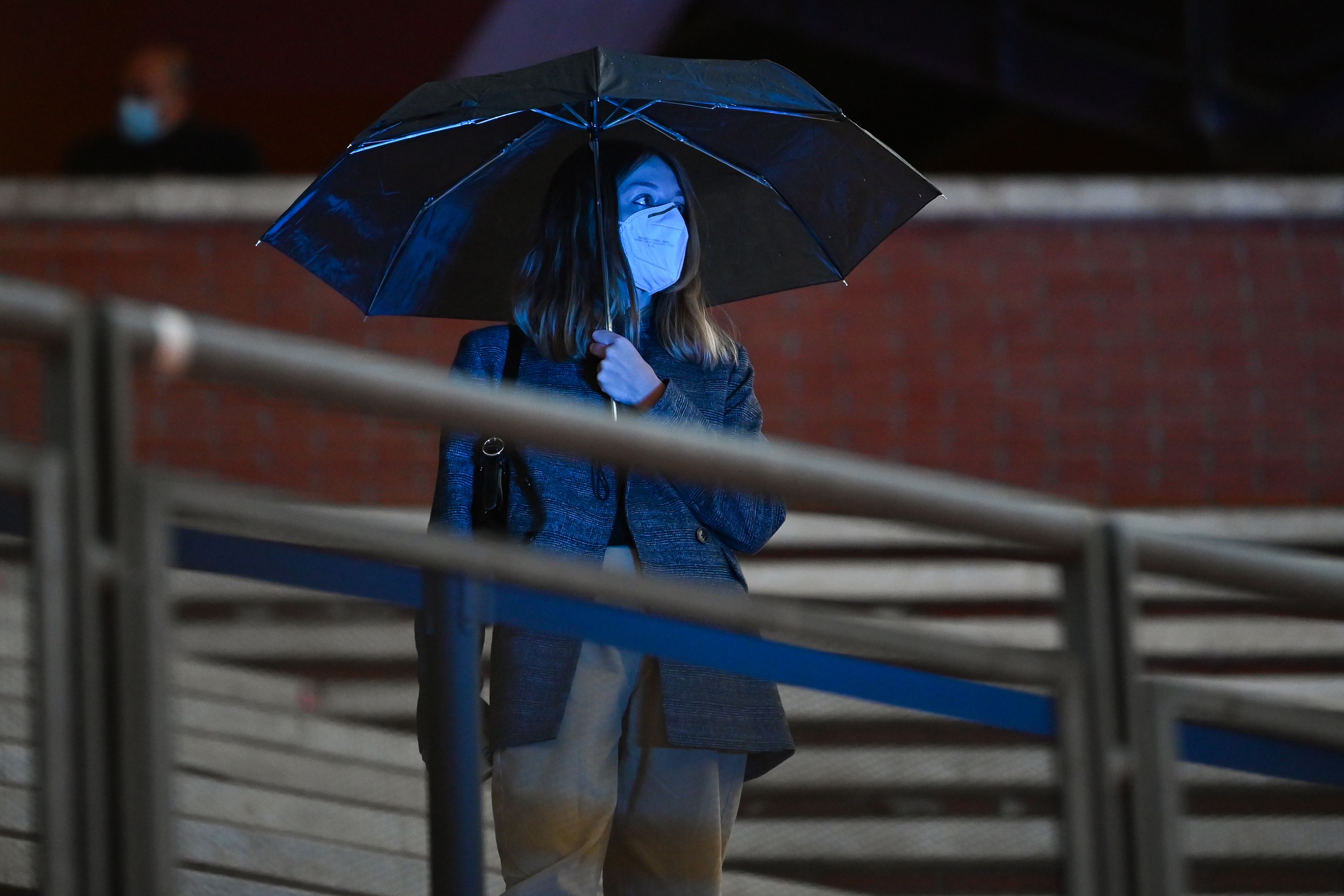 Penonton mengenakan masker saat menghadiri pemutaran film animasi Soul di Festival Film Roma