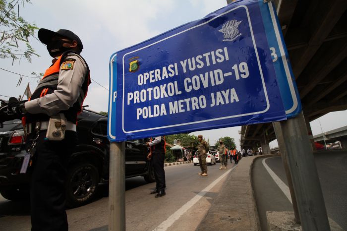 Petugas berjaga saat pelaksanaan Operasi Yustisi Covid-19 di wilayah DKI Jakarta.