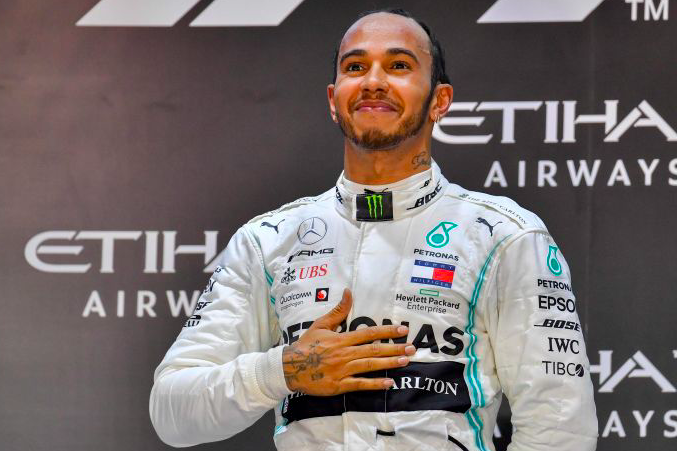 Pembalap Formula 1 Lewis Hamilton saat merayakan kemenangan.