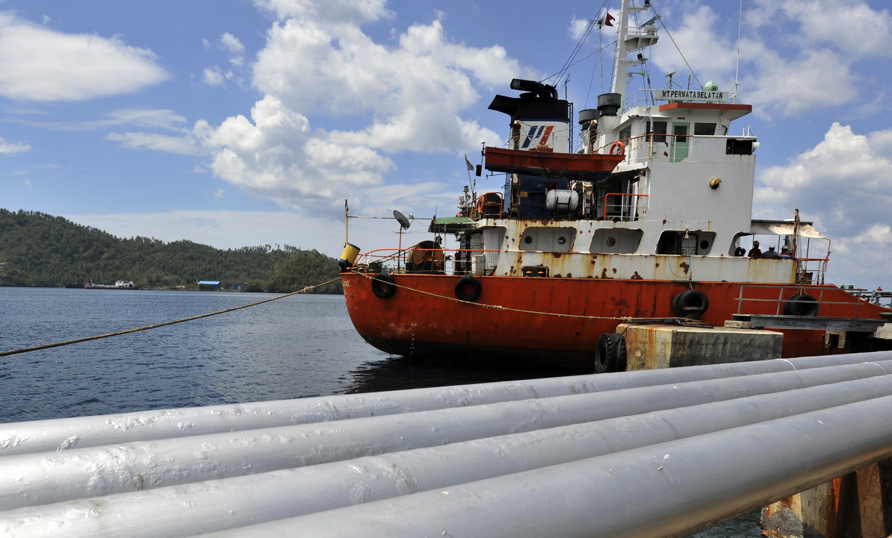Sejumlah pekerja melakukan pengisian BBM jenis pertalite ke kapal MT Permata Selatan di Terminal BBM Bitung, Sulawesi Utara.