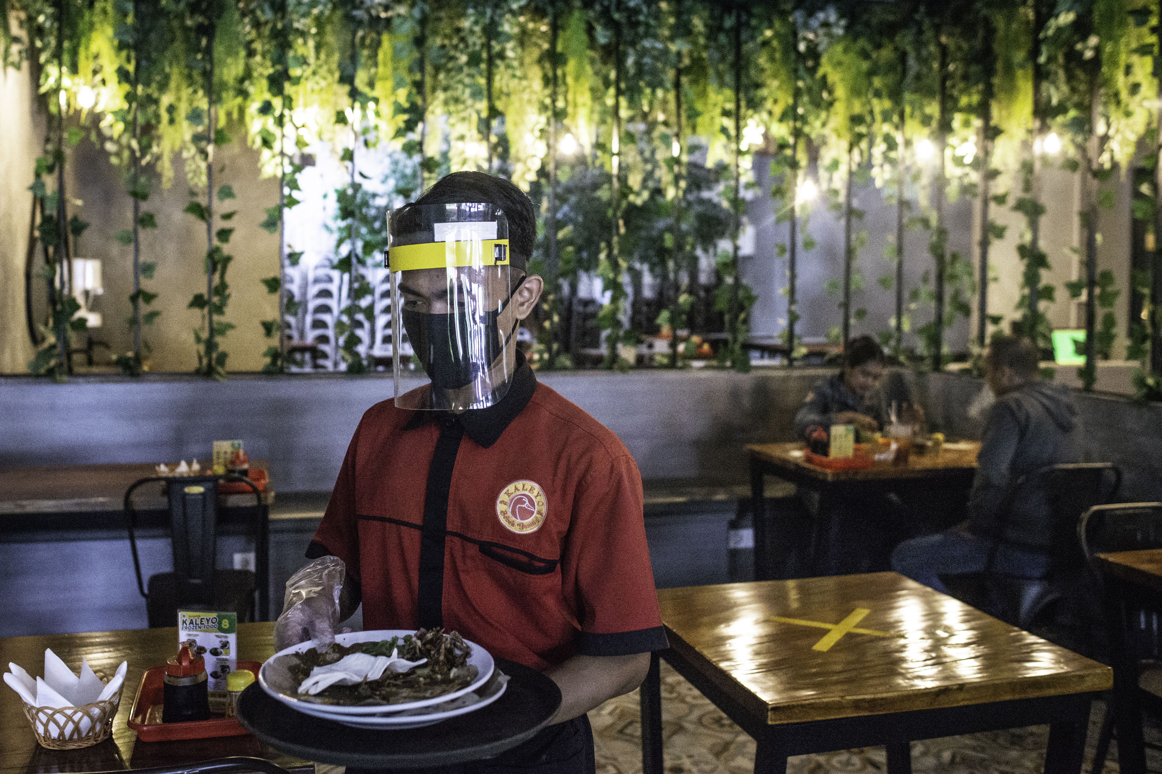 Tempat-tempat usaha di Jakarta, termasuk rumah makan diperbolehkan kembali membuka layanan makan di tempat, Senin (12/10).