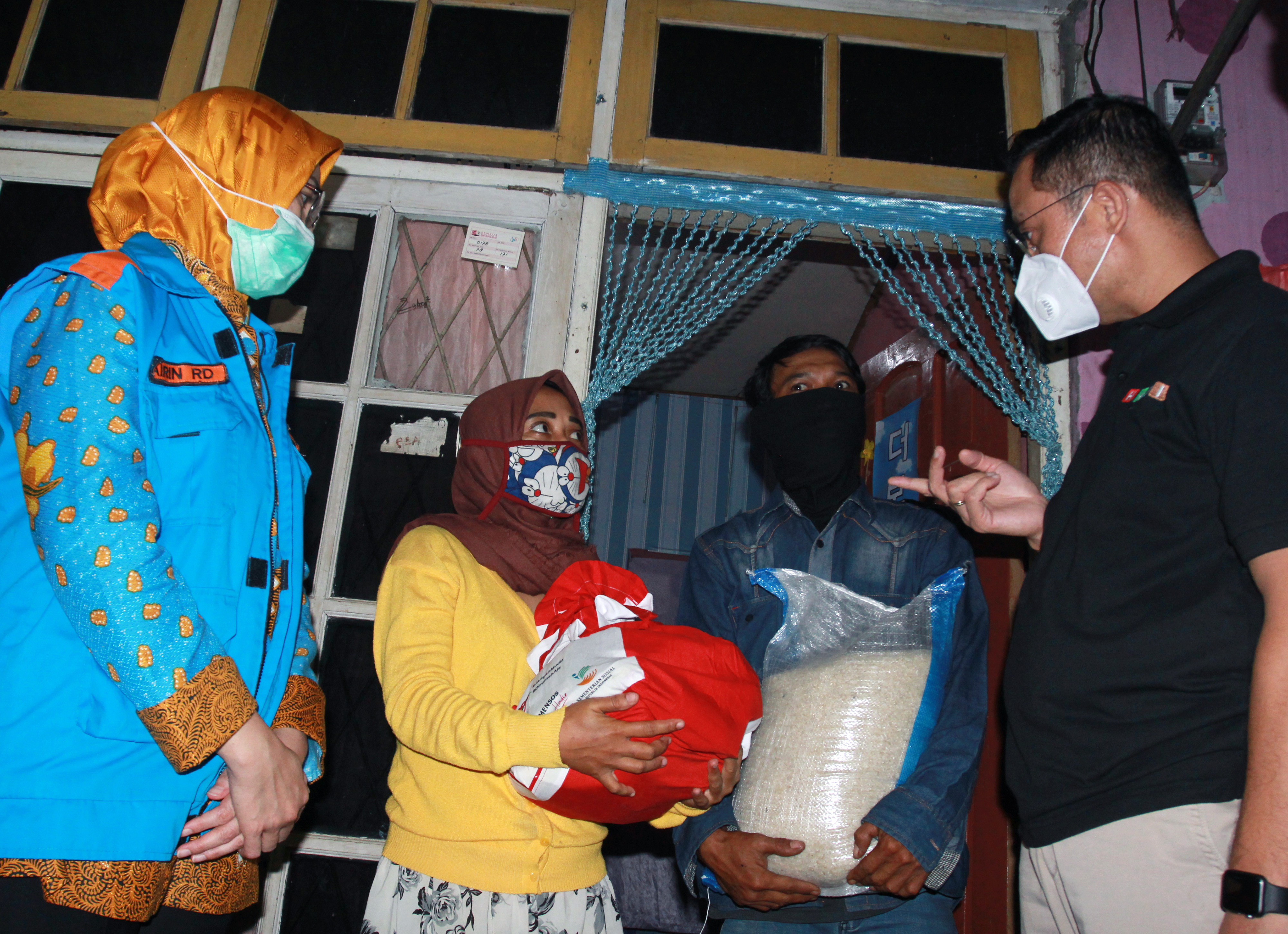  Menteri Sosial Juliari P Batubara (kanan) memberikan paket sembako bantuan pemerintah tahap lima kepada warga di Rawa Buntu, Banten.