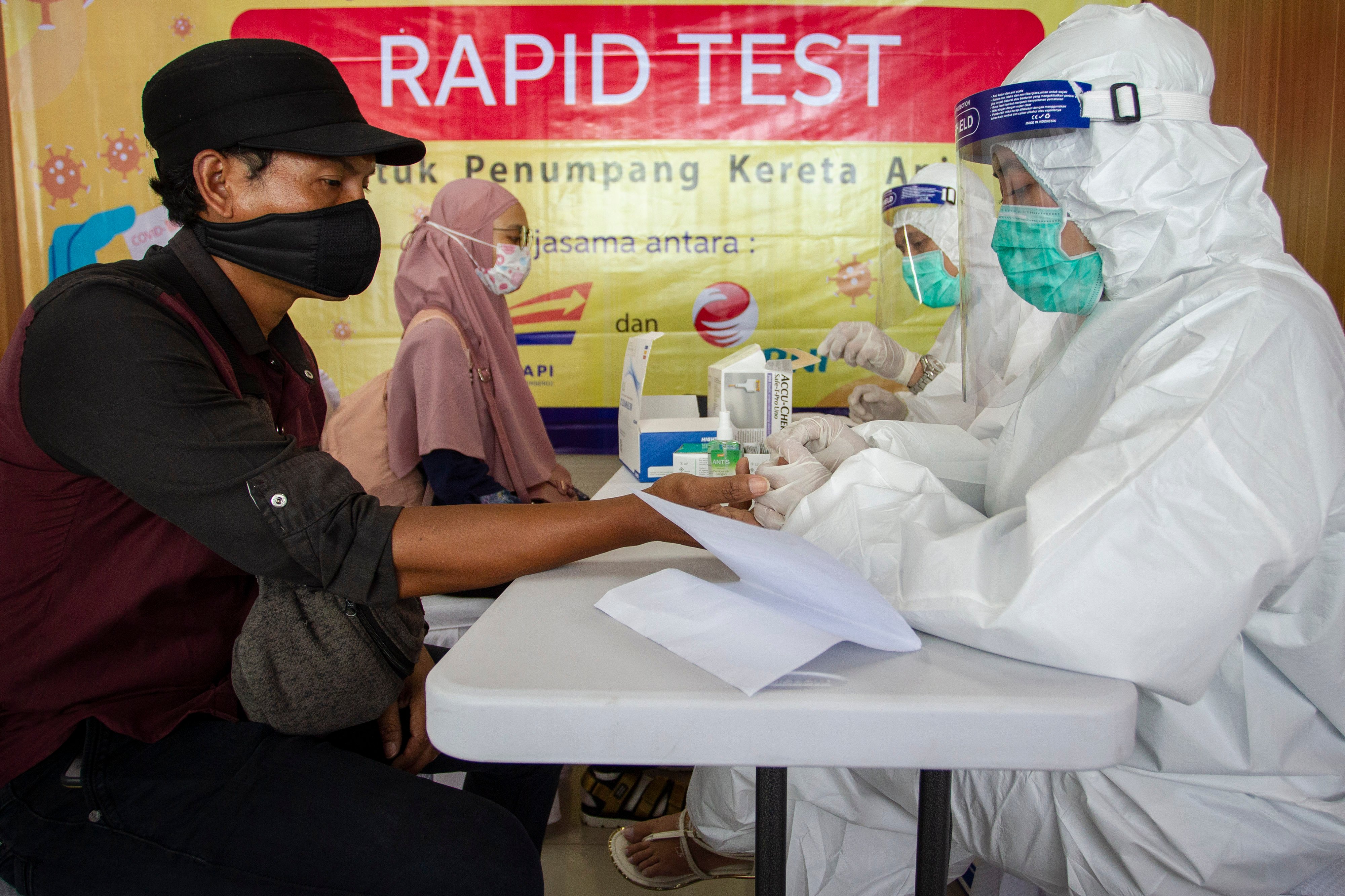 Calon penumpang kereta api menjalani rapid test di Stasiun Pasar Senen, Jakarta.