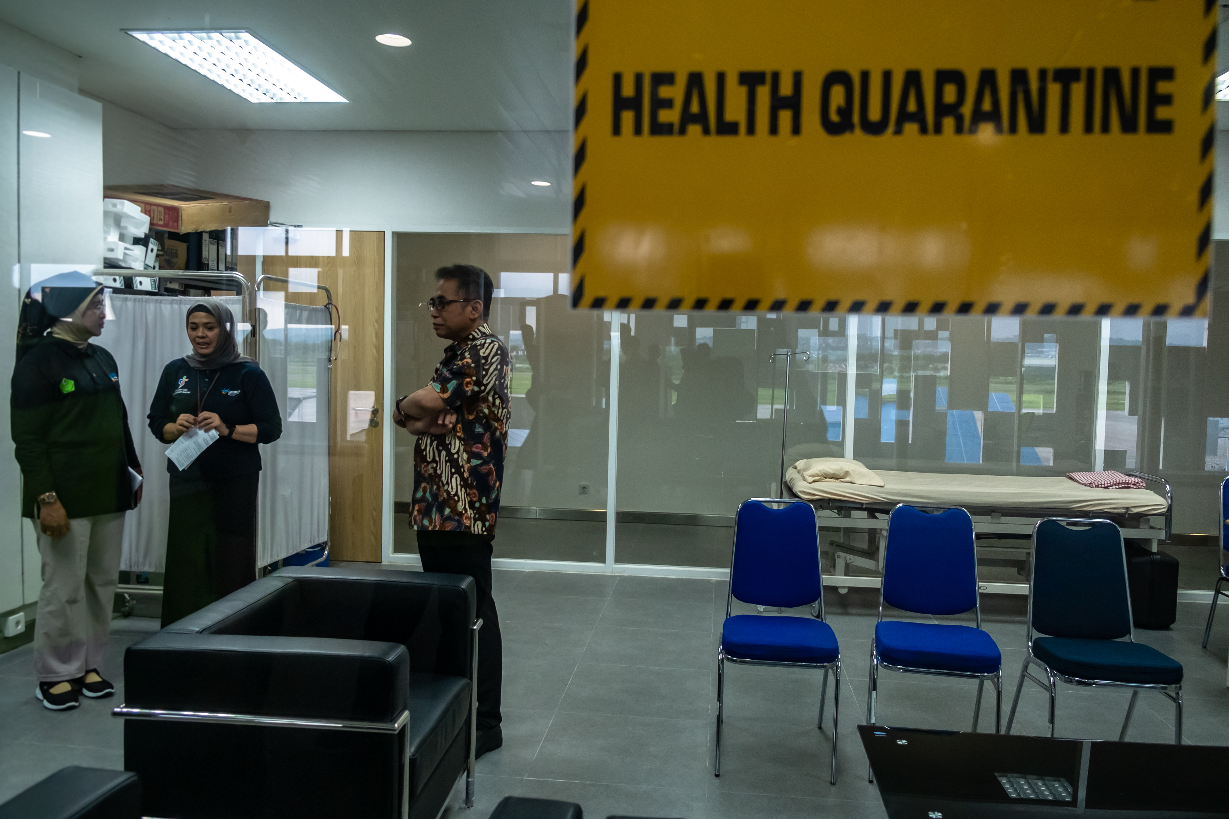 Kepala Dinkes Jateng Yulianto Prabowo (kanan) berbincang dengan Kepala KKP Semarang Arianti (tengah), beberapa waktu lalu.