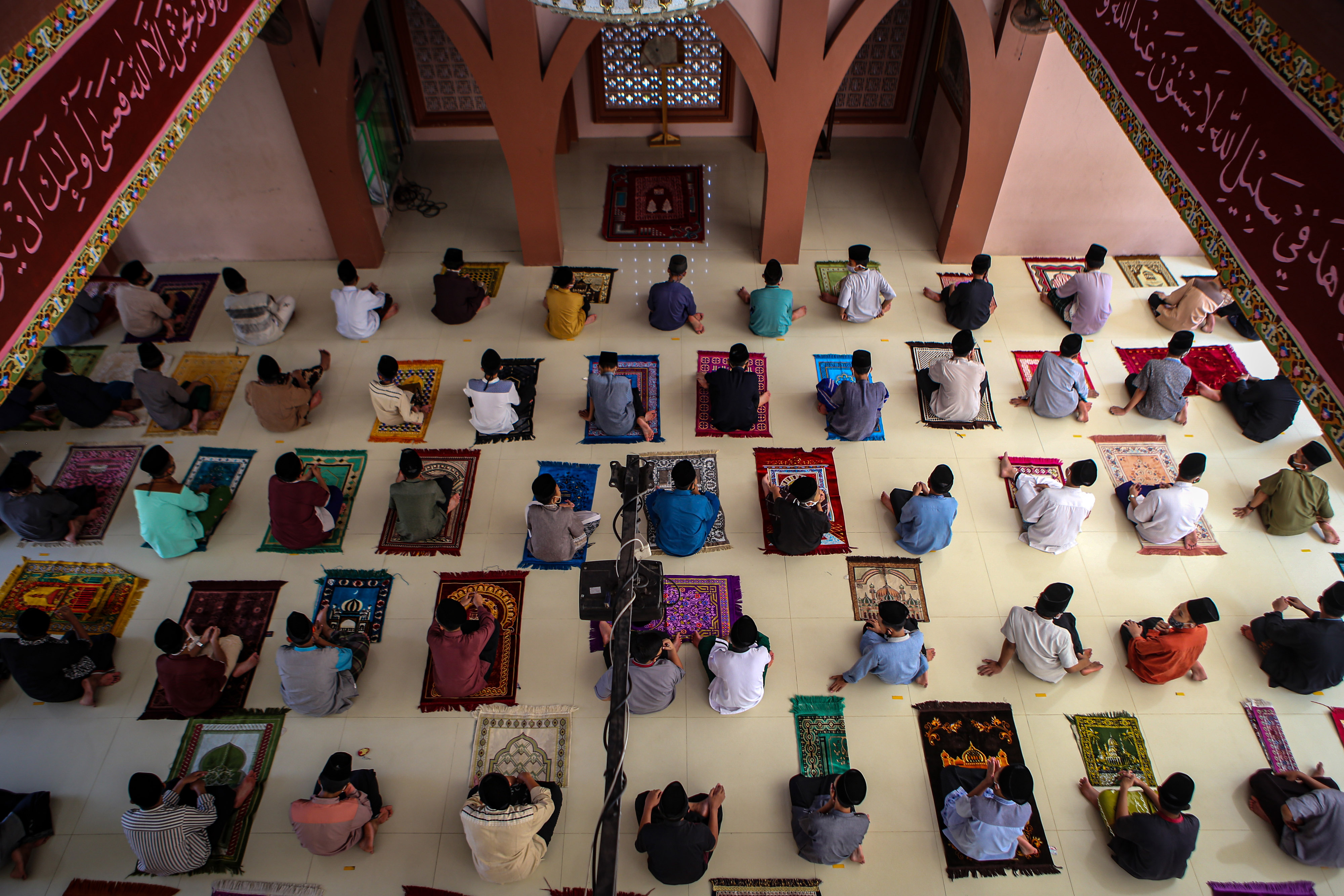 Sejumlah santri melaksanakan shalat Zuhur di Pondok Pesantren An Nuqthah, Kota Tangerang, Banten.