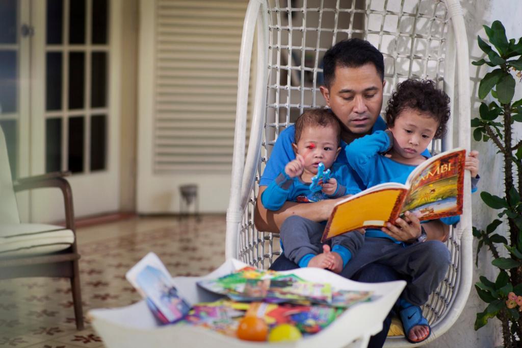 Ilustrasi peran laki-laki dalam keluarga