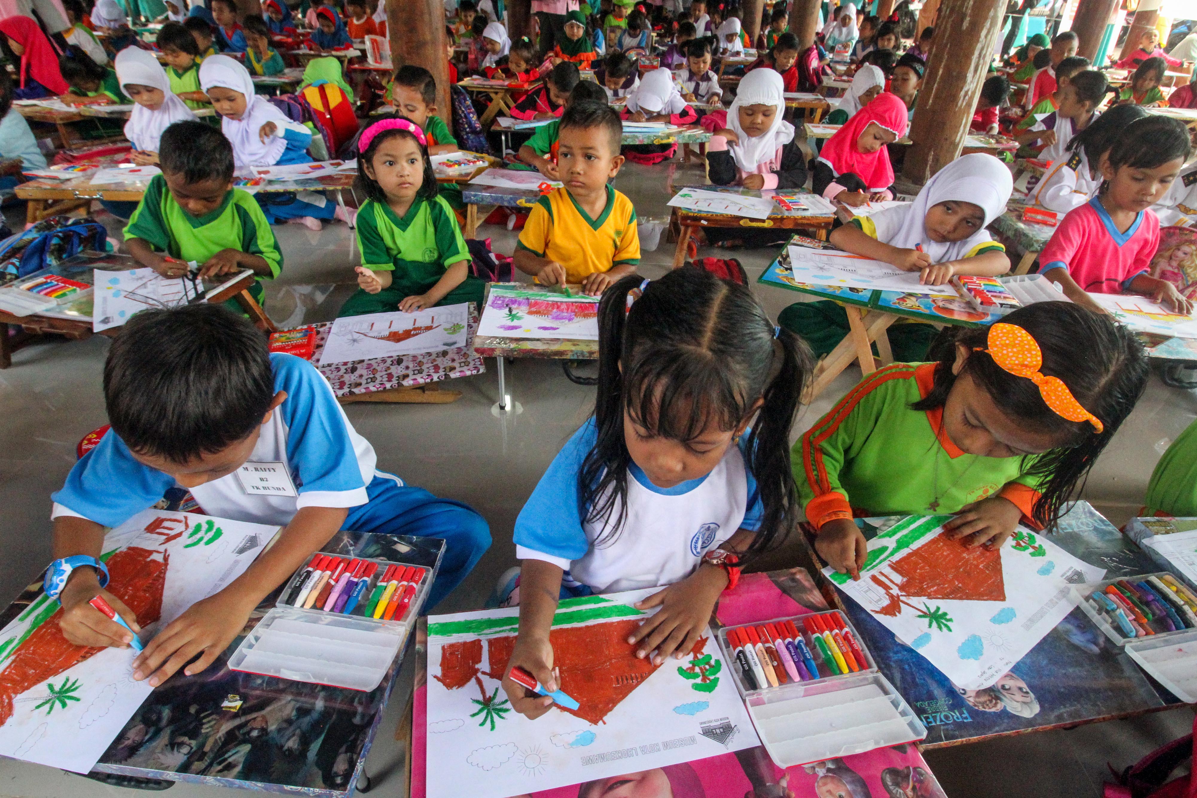 Sejumlah siswa mengikuti festival mengambar dan mewarnai rumah adat Aceh di Lhokseumawe, Aceh
