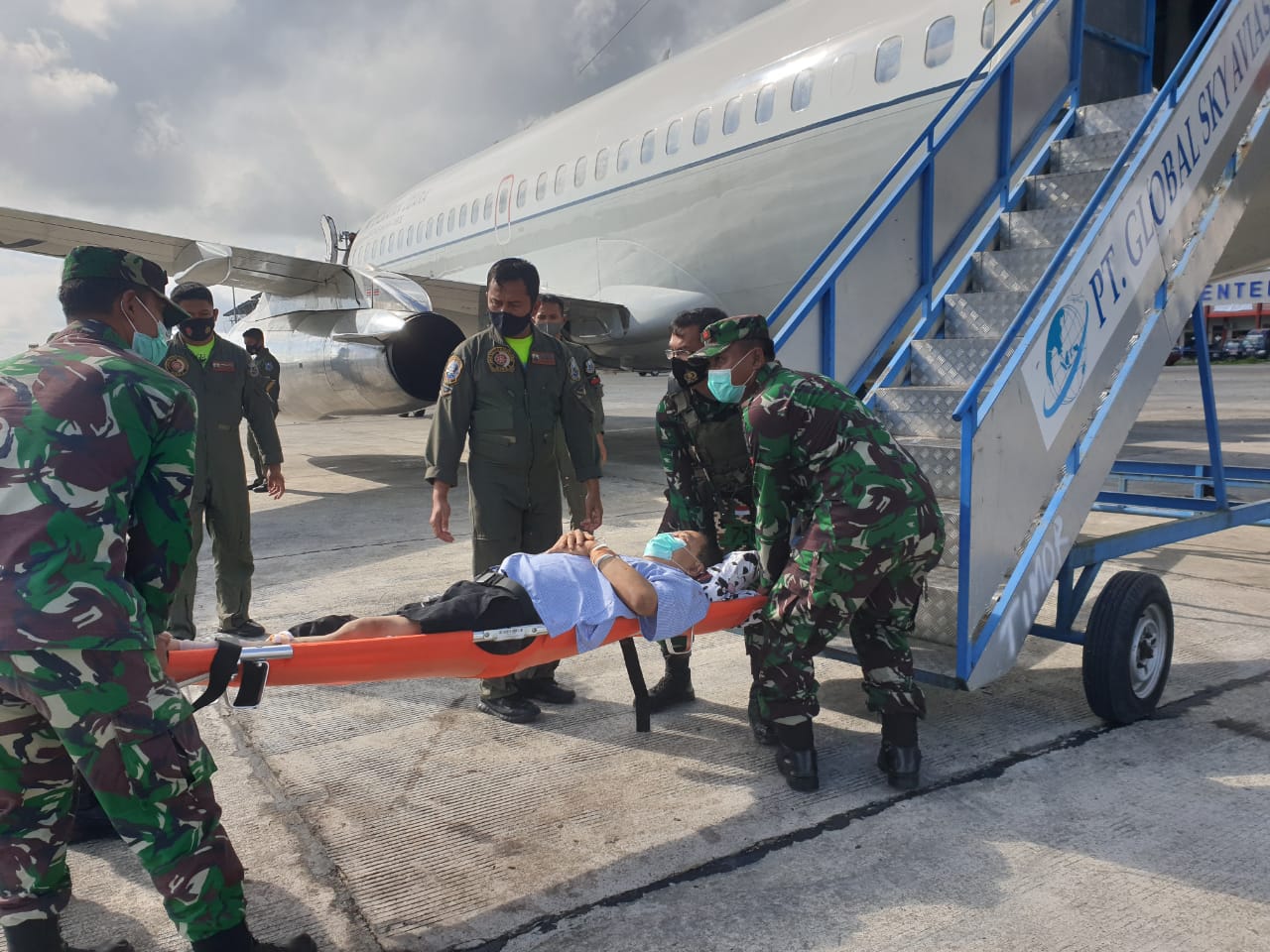 Anggota TGPF Kasus Intan Jaya yang terluka, Bambang Purwoko, tiba di Timika menggunakan helikopter TNI AU setelah dievakuasi dari Intan Jaya