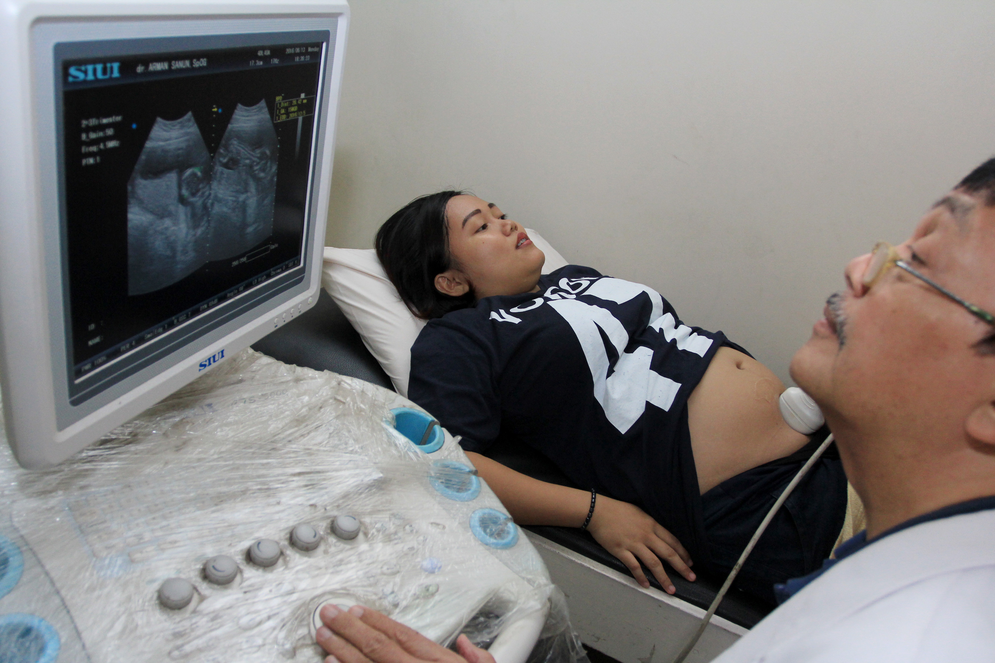 Dokter Spesialis Kandungan melakukan pemeriksaan Ultrasonografi (USG) seorang ibu hamil 