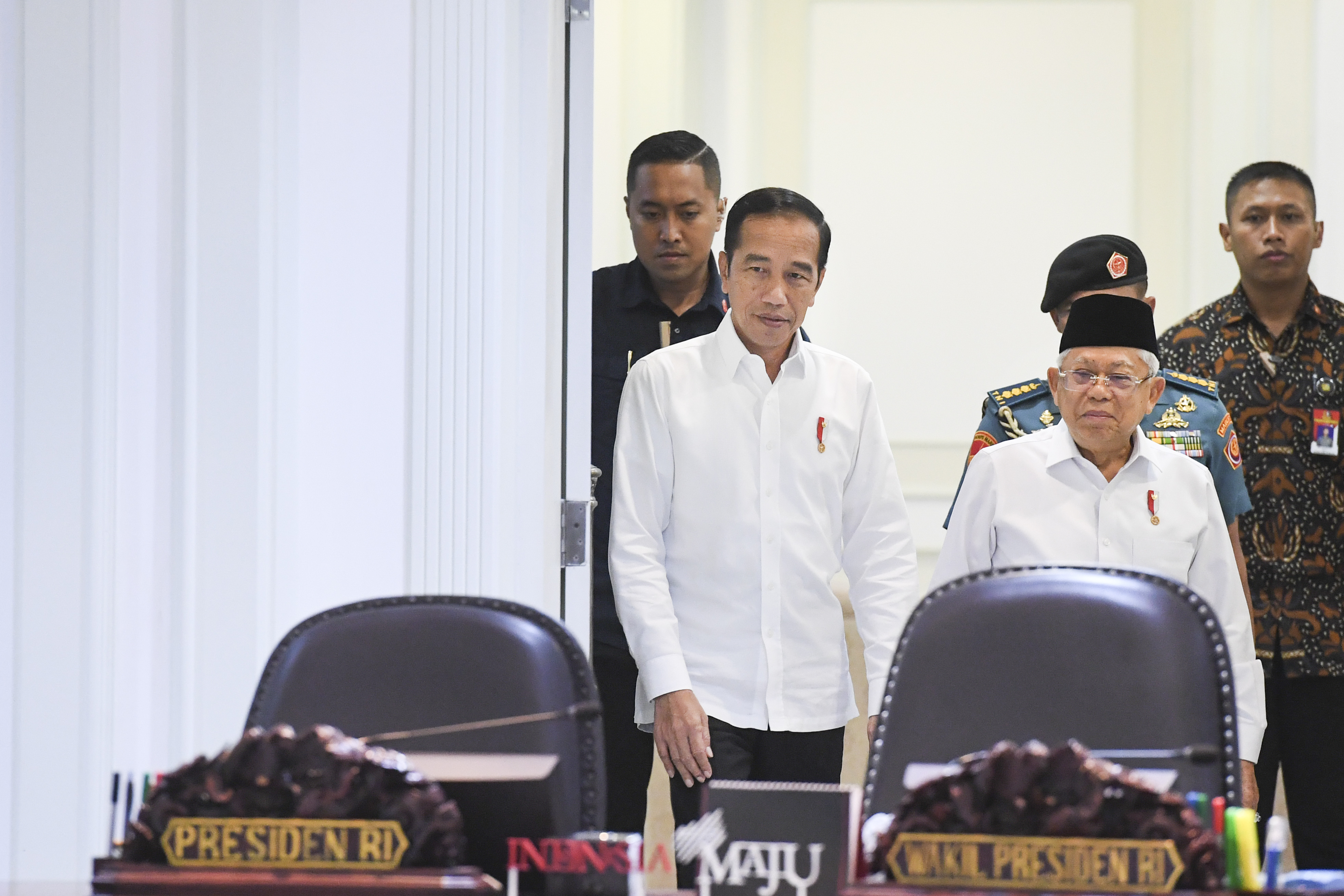 Presiden Joko Widodo (kiri) bersama Wakil Presiden Ma'ruf Amin (kanan)