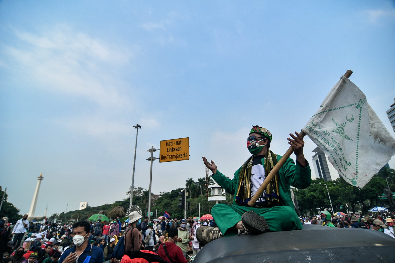 Massa aksi berkumpul melakukan unjuk rasa di kawasan Patung Kuda, Jakarta, kemarin.