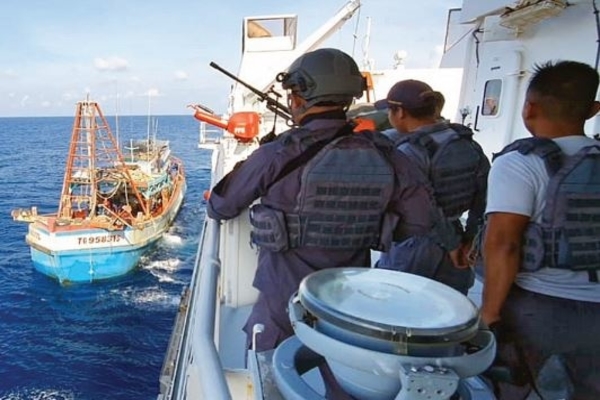 Anggota Badan Keamanan Laut (Bakamla) RI mengawasi kapal nelayan berbendera Vietnam yang ditangkap karena memasuki wilayah perairan RI
