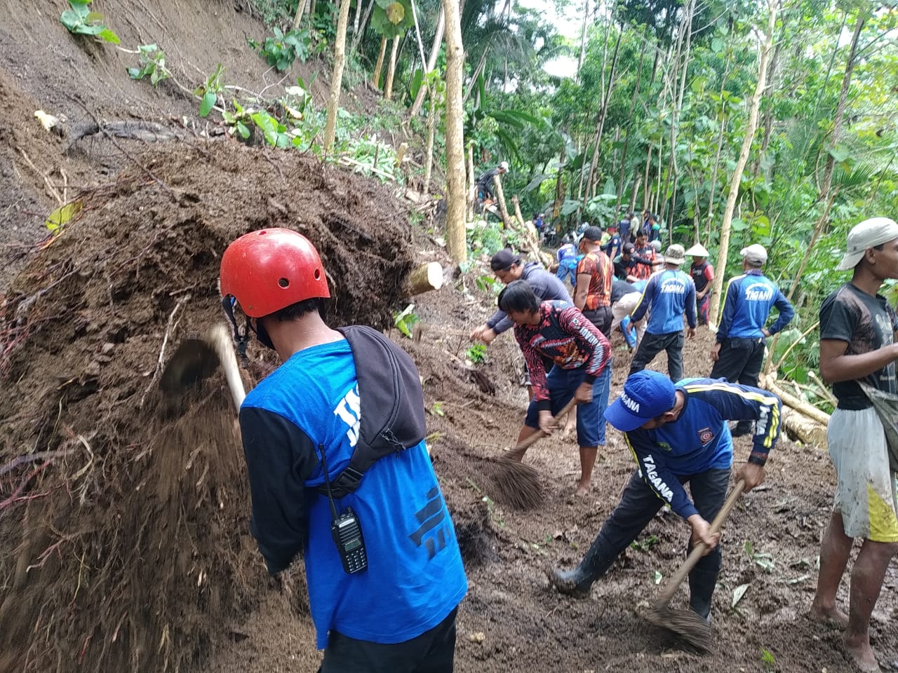 Warga bergotong royong membersihkan material longsor di KecamatanPadaherang, Kabupaten Pangandaran (foto ilustrasi)