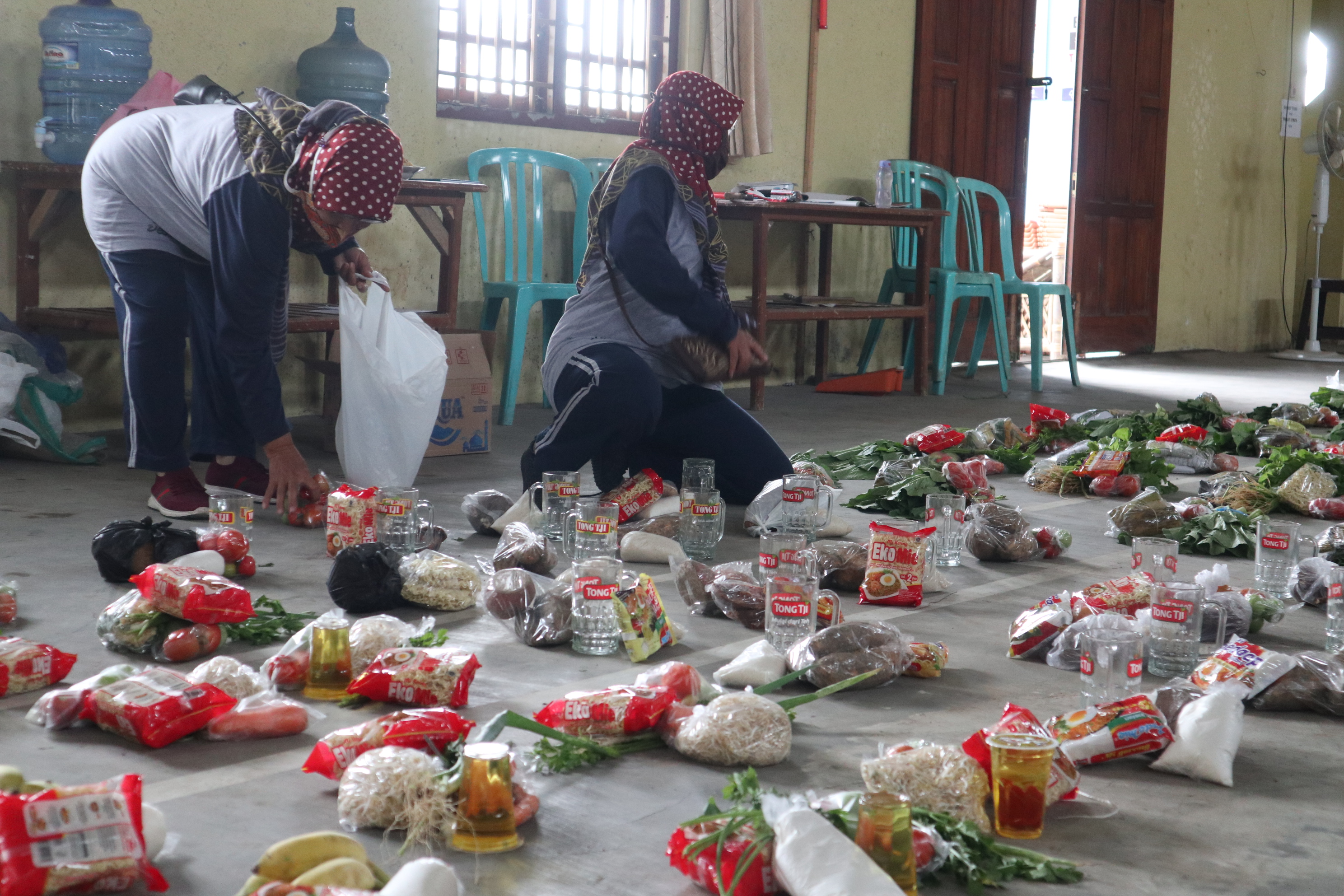 Warga Desa Lungge, Temanggung menata sumbangan dari warga lain untuk diantarkan kepada warga yang terdampak ekonomi akibat pandemi.