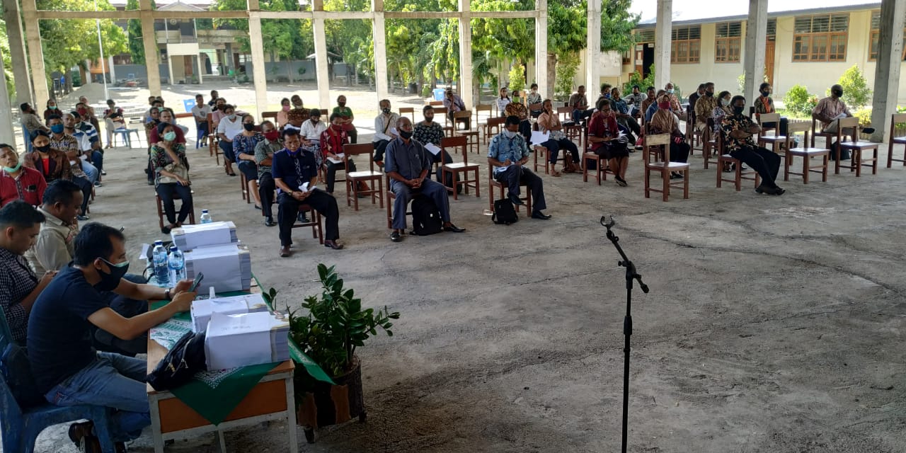 Para kepala sekolah SD, SMP dan SMA/SMK di Kabupaten Sikka, Nusa Tenggara Timur mewakili orangtua menerima dana PIP.