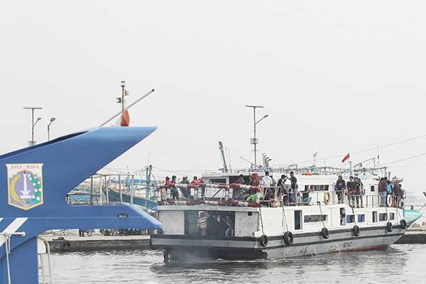 Sejumlah penumpang berada di KM Sena Express saat akan bersandar di dermaga Pelabuhan Kali Adem, Jakarta, beberapa waktu lalu.