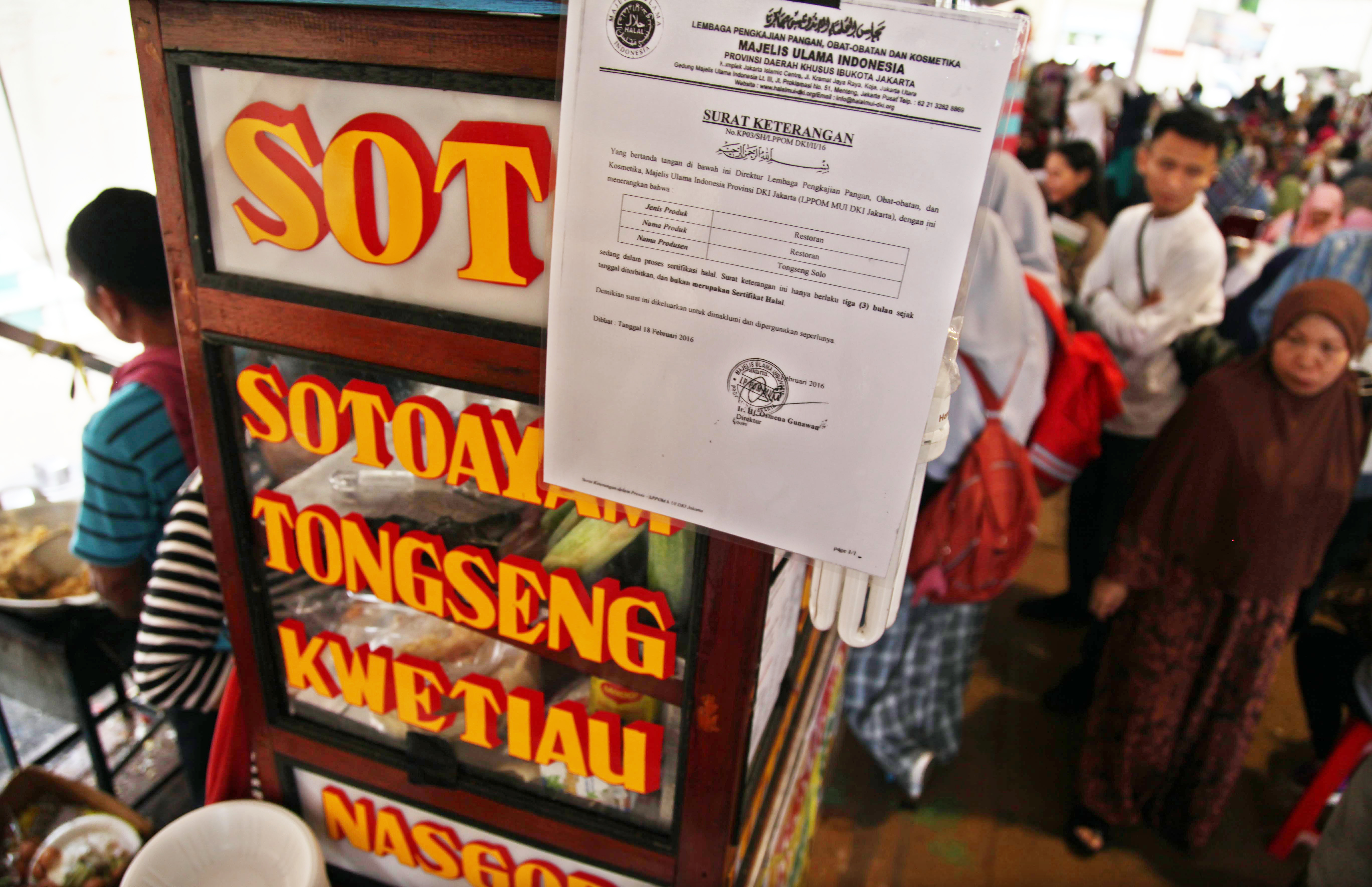 Sertifikat Halal terpasang di salah satu penjual makanan di Halal Food Court, area Islamic Book Fair (IBF) di Senayan