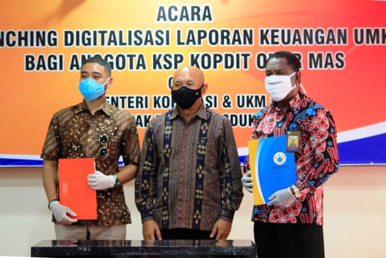 Menkop UKM Teten Masduki bersama Mananger Kopdit Obor Mas, Leonardus Frediyanto Moat Lering.