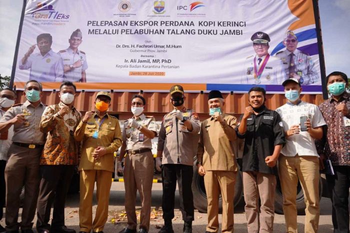 Gubernur Jambi Fachrori Umar (bermasker oranye) saat melepas ekspor kopi ke Belgia.