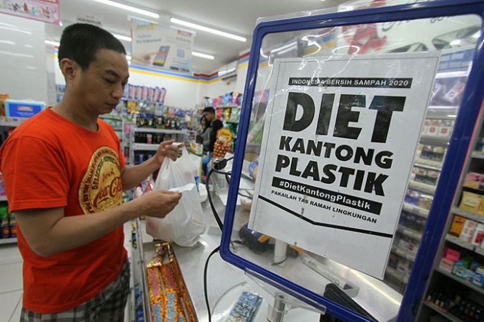 PEMKAB Sukabumi, Jawa Barat, melarang penggunaan kantong plastik mulai 11 November 2020.