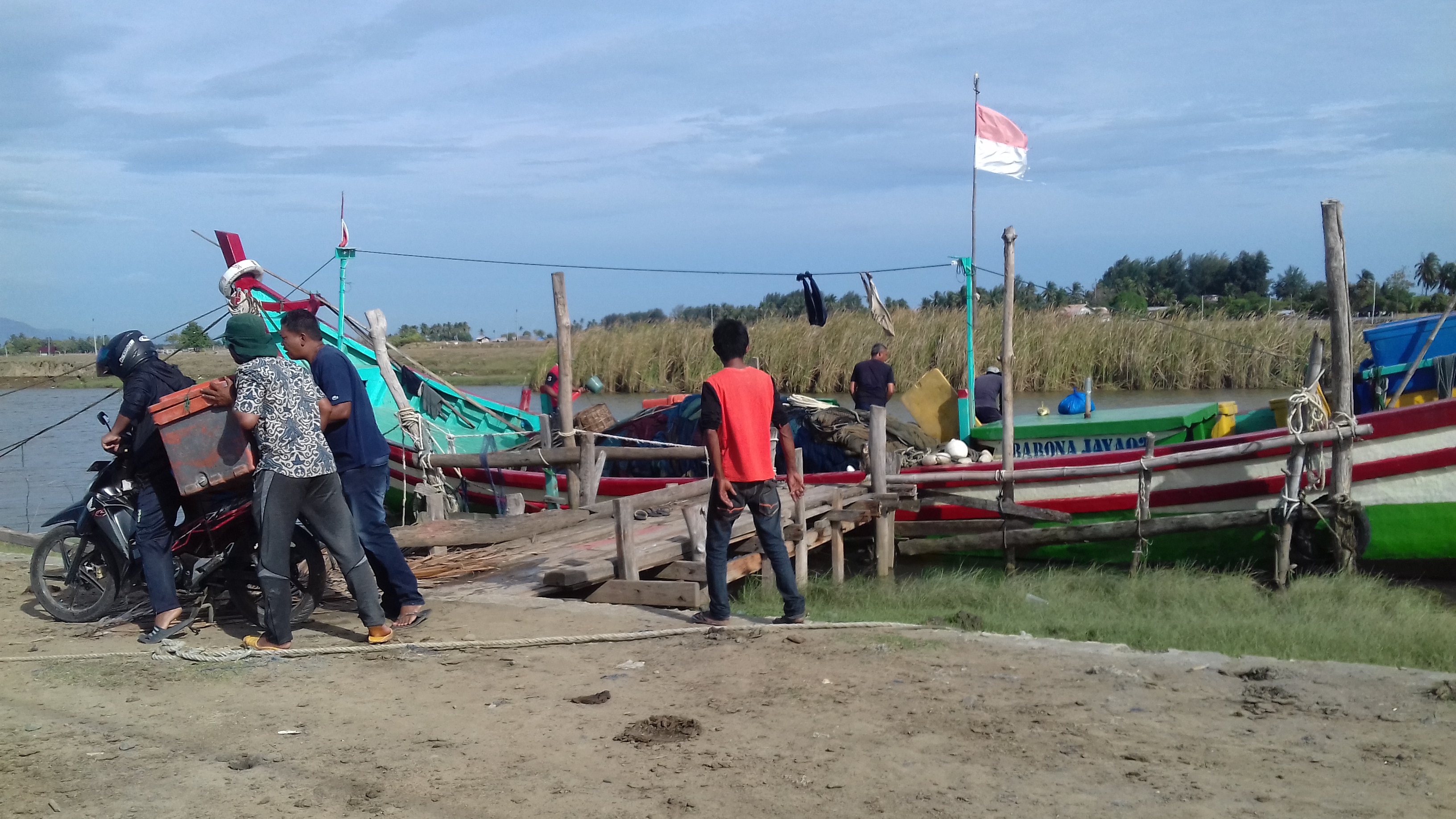 Nelayan berativitas di pelabuhan pendataratan ikan Pasie Jeumeurang, Kecamatan Kembang Tajnung, Kabupaten Pidie, Aceh, Minggu (18/10).