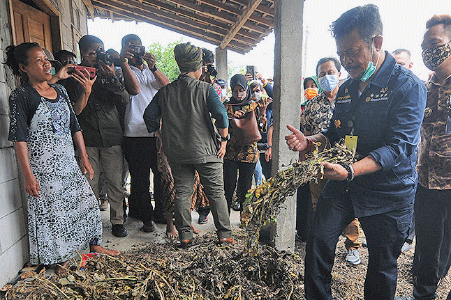 Menteri Pertanian Syahrul Yasin Limpo (kedua kanan) berbincang dengan petani kacang di Giriroto,