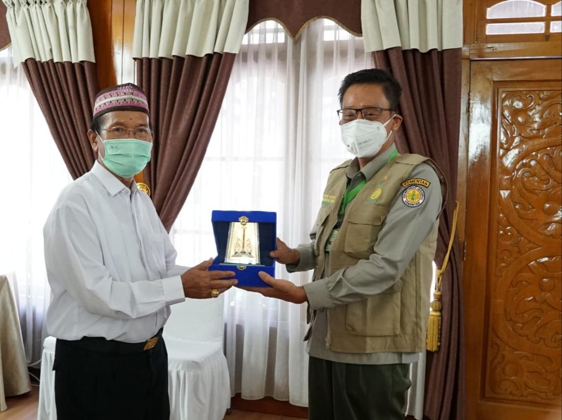 Wakil Bupati Kapuas Nafiah Ibnor (kiri) dan Kepala Badan Penyuluhan dan Pengembangan SDM Pertanian (BPPSDMP), Kementan Dedi Nursyamsi.