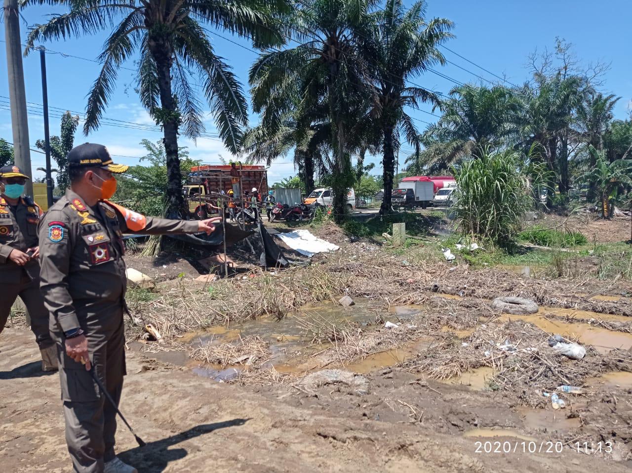 Suasana penimbunan rawa di lahan yang akan menjadi lokasi pembangunan Kantor Gubernur Sumsel.
