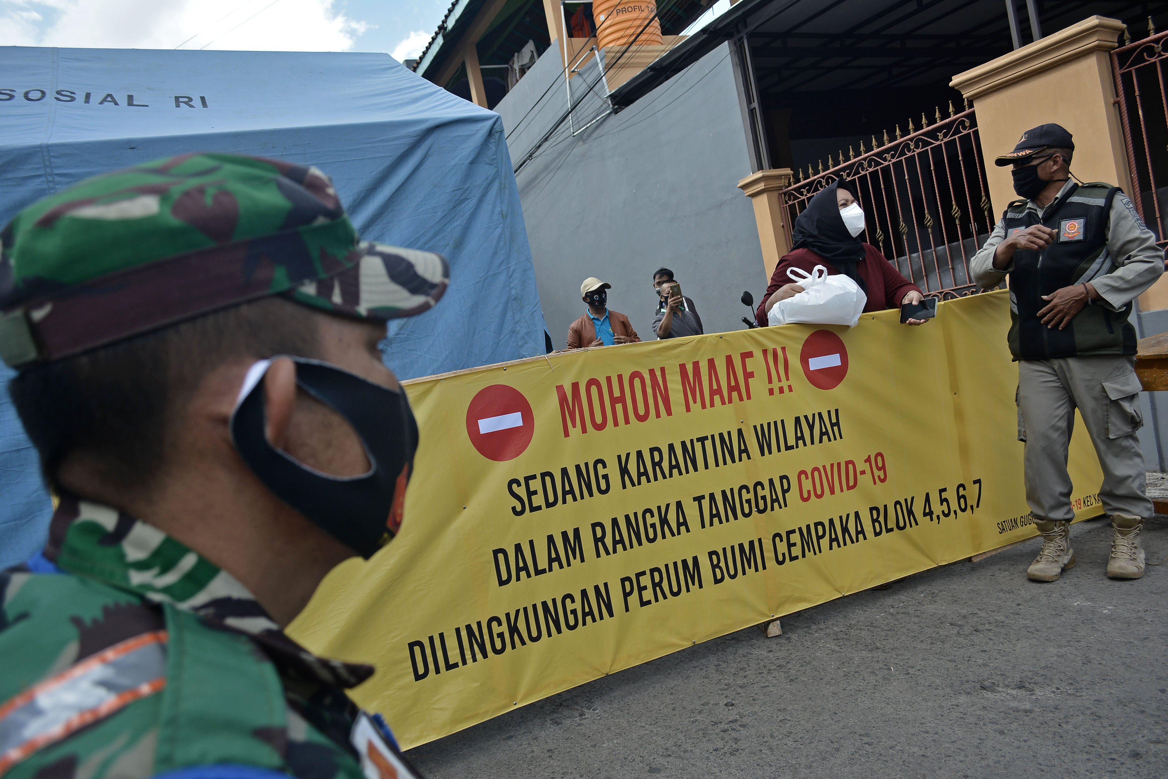  Petugas gabungan berjaga saat karantina wilayah di Perumahan Cempaka, Karangpawitan, Kabupaten Garut, Jawa Barat.