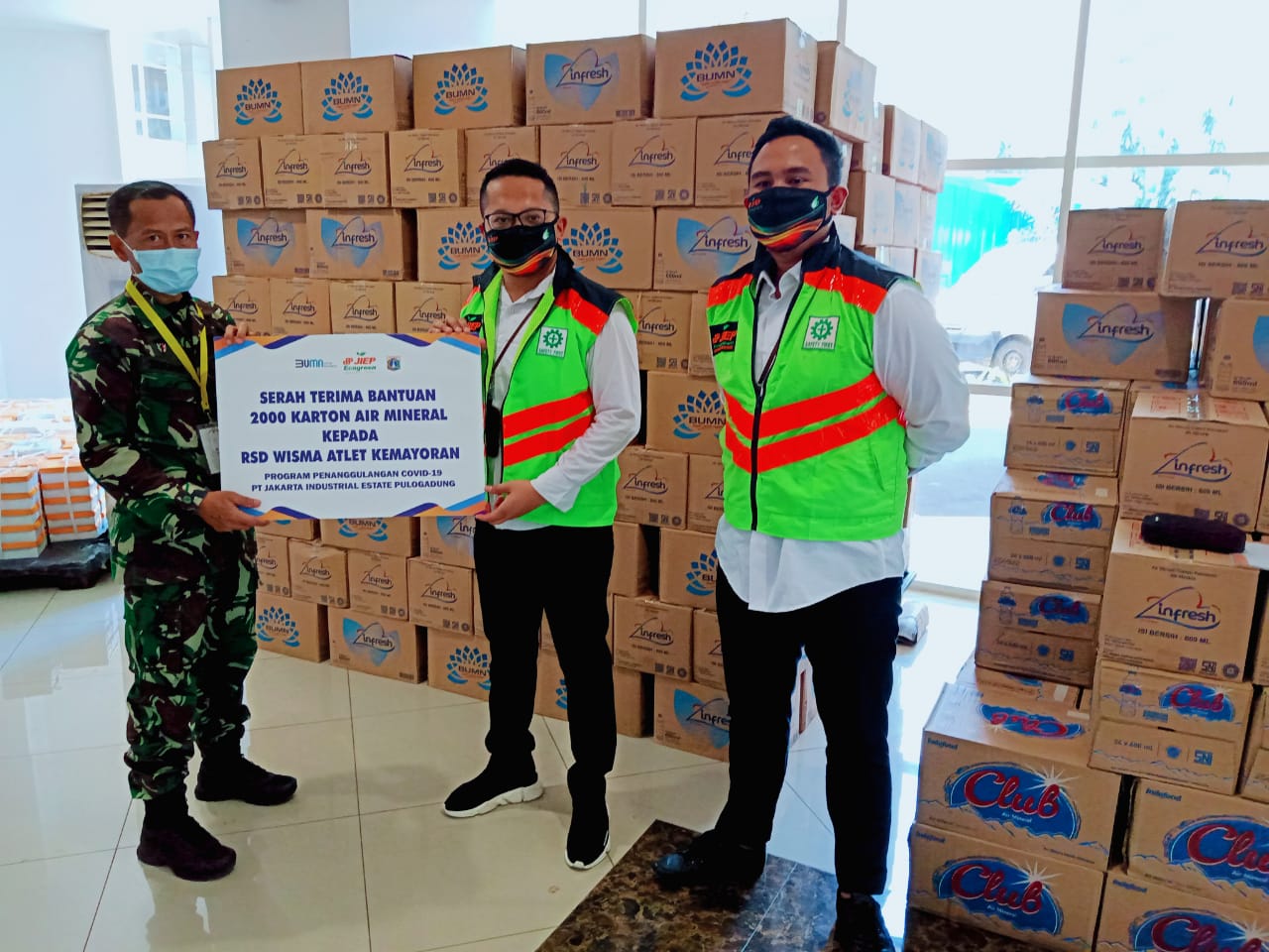 JIEP memberi bantuan berupa 2000 karton air mineral kepada tenaga medis di Rumah Sakit Darurat Covid-19 Wisma Atlet Kemayoran.