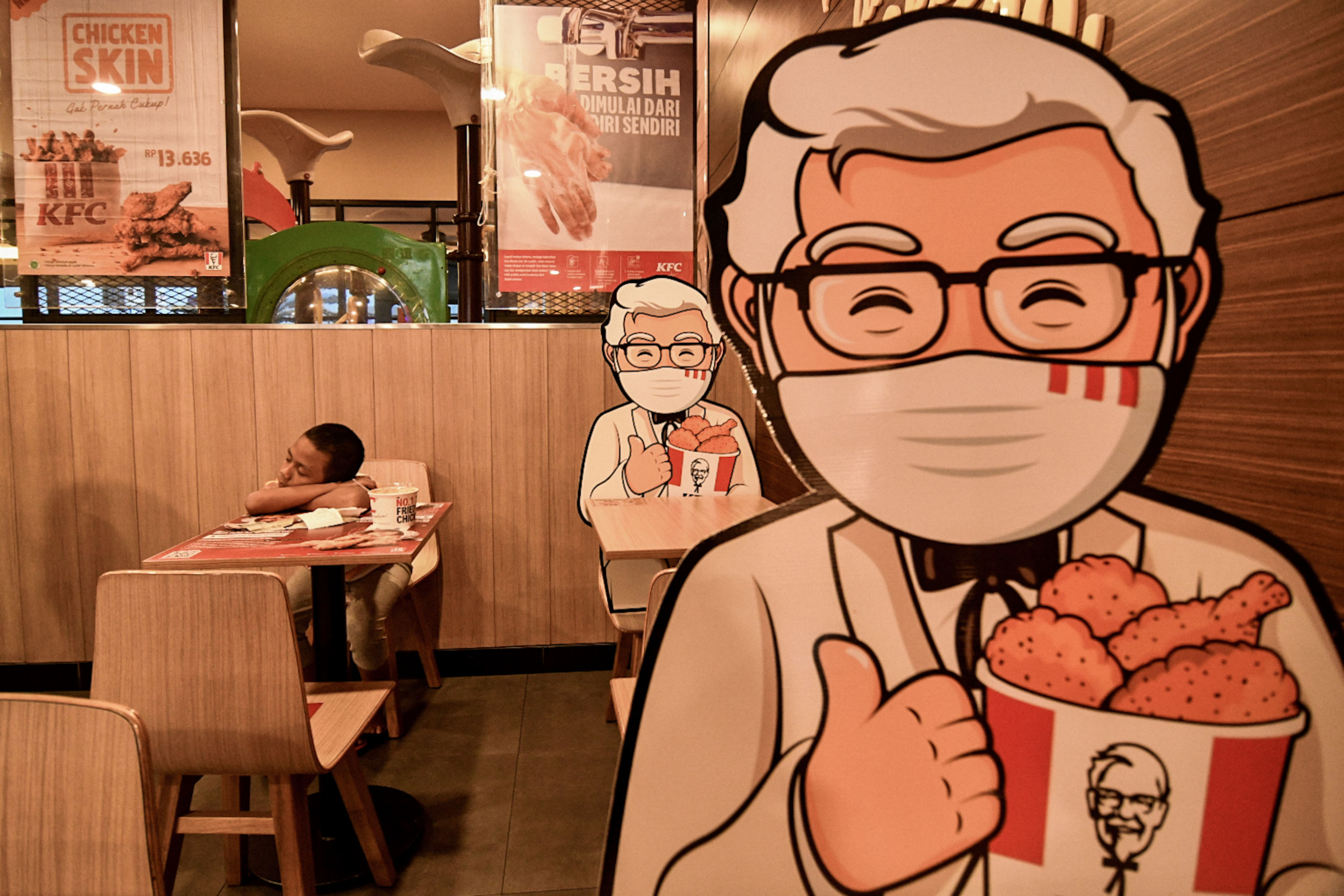 Ilustrasi pengaturan kursi di restoran cepat saji KFC.