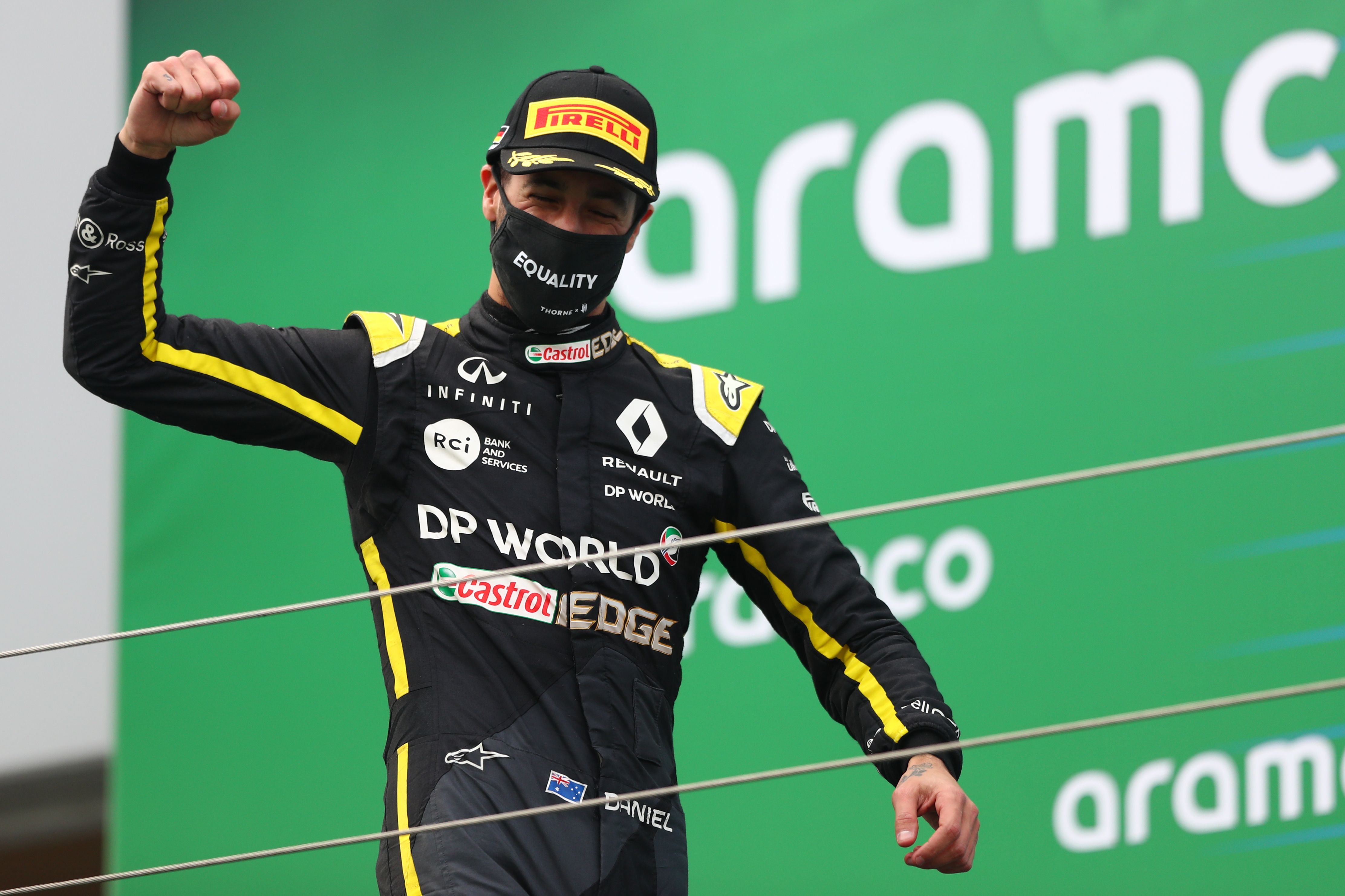 Pembalap Renault Daniel Ricciardo melakukan selebrasi di podium GP Eifel.