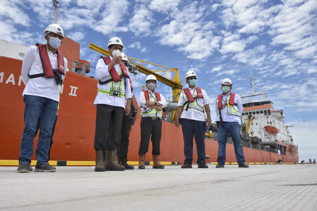 Menhub Budi Karya dan Bupati Subang Ruhimat melepas kapal Kalimantan II yang melaksanakan uji sandar di dermaga Pelabuhan Patimban.
