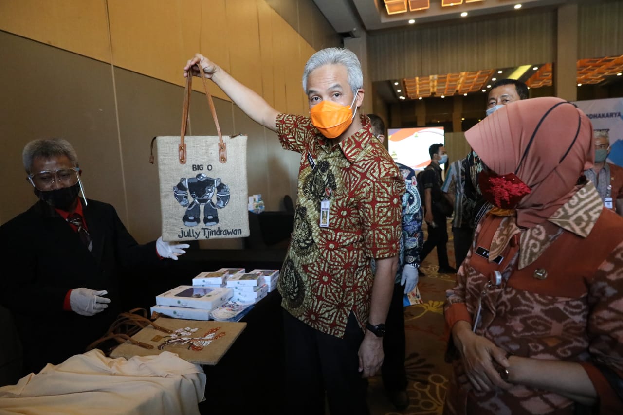 UKM JALAN TERUS: GUBERNUR Jawa Tengah, Ganjar Pranowo mengapresiasi pelaku UKM yang terus berinovasi dan berkarya di tengah pandemi.