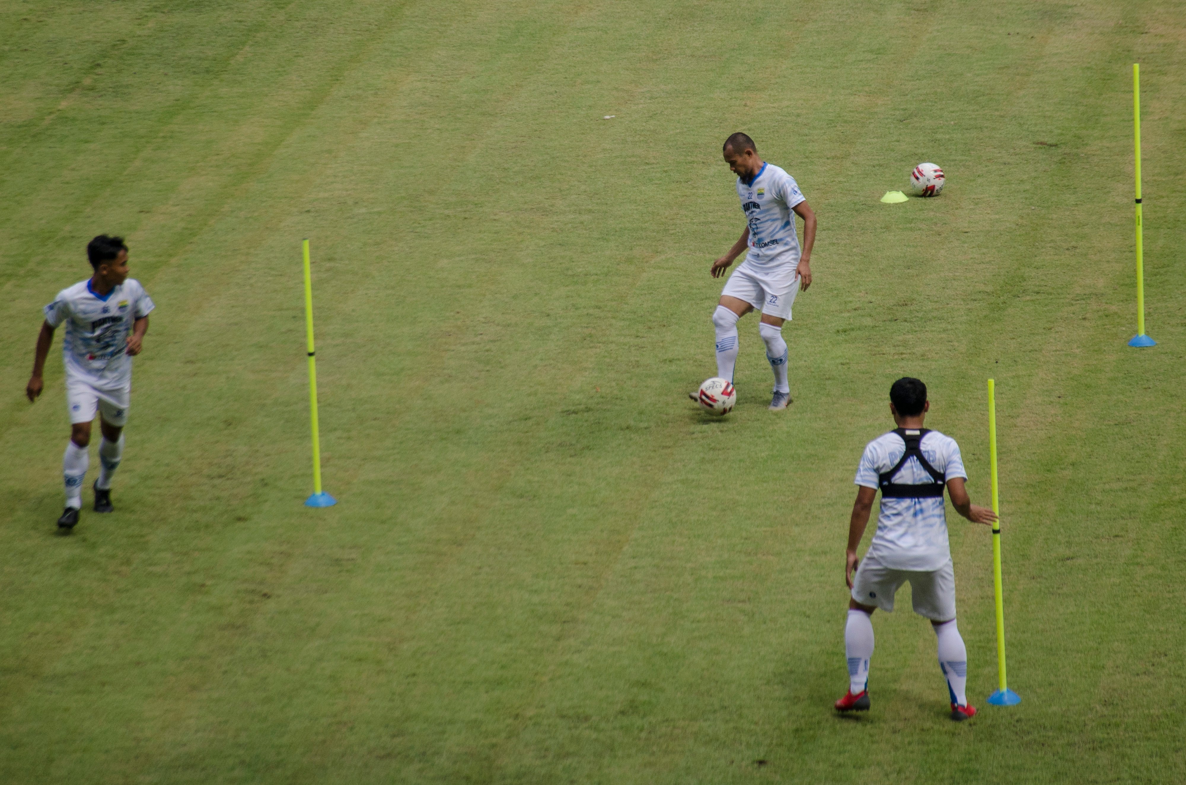 Para pemain Persib berlatih pada Agustus 2020. Mereka tetap berlatih pada Oktober ini meski Liga 1 belum juga dilanjutkan.