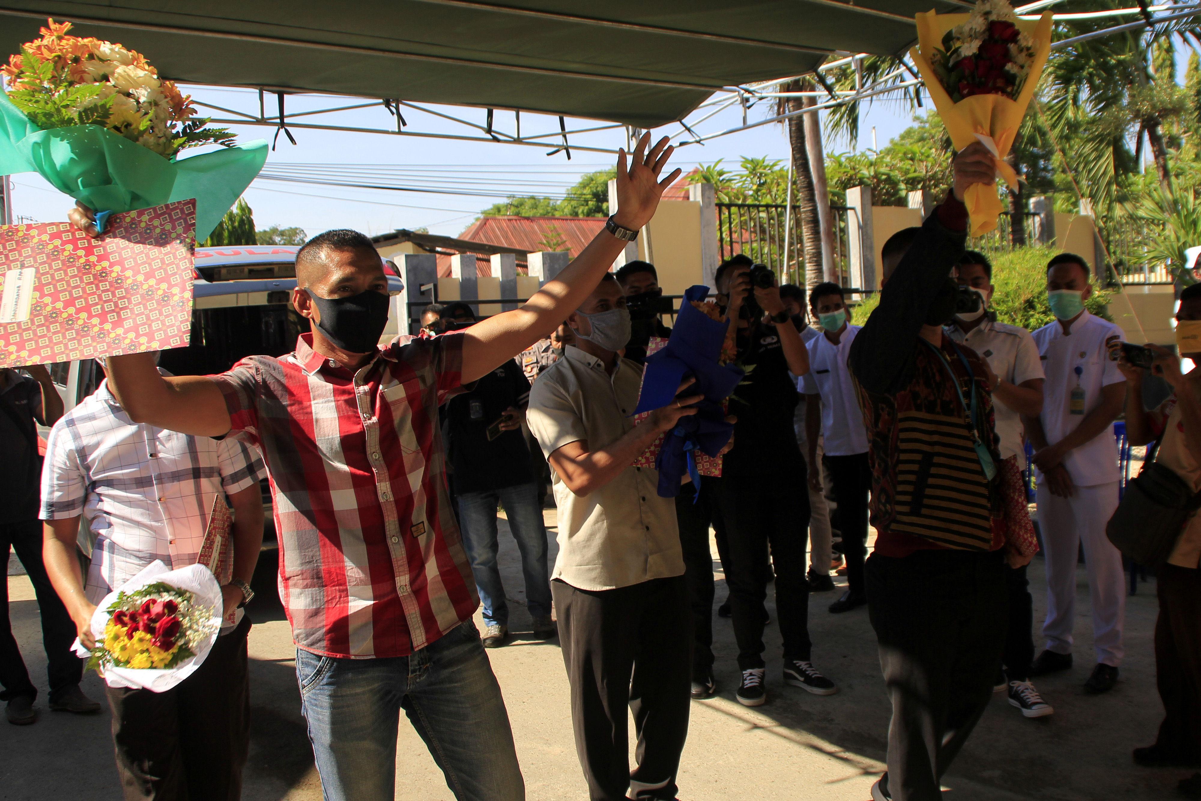 Sejumlah pasien COVID-19 yang telah dinyatakan sembuh melambaikan tangan dan menyampaikan terima kasih kepada para perawat dan dokter.
