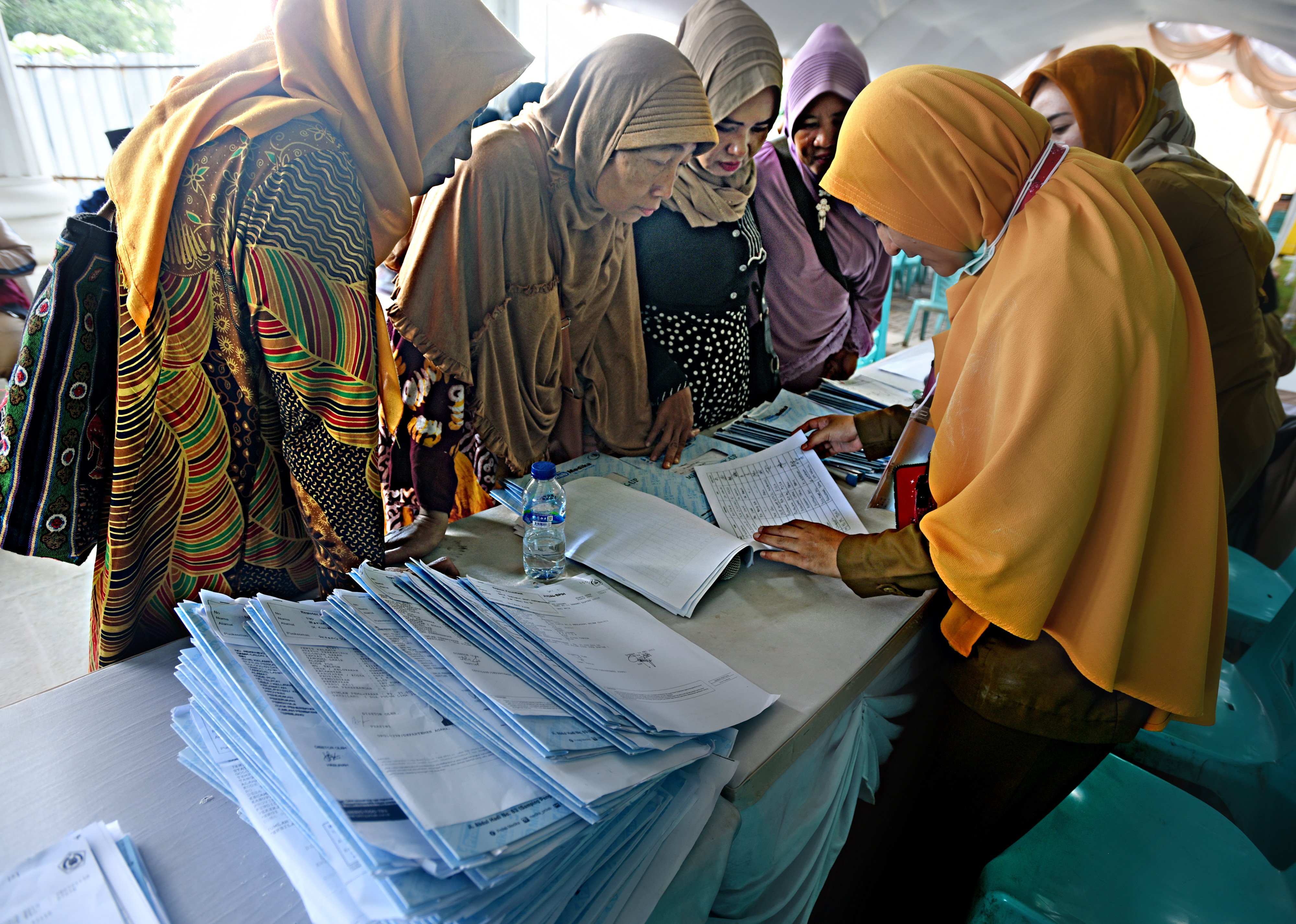 Calon jemaah haji yang telah mendapat porsi haji antre untuk menjalani pemeriksaan kesehatan Tahap I di RSUD Dr Drajat Prawiranegara Serang,