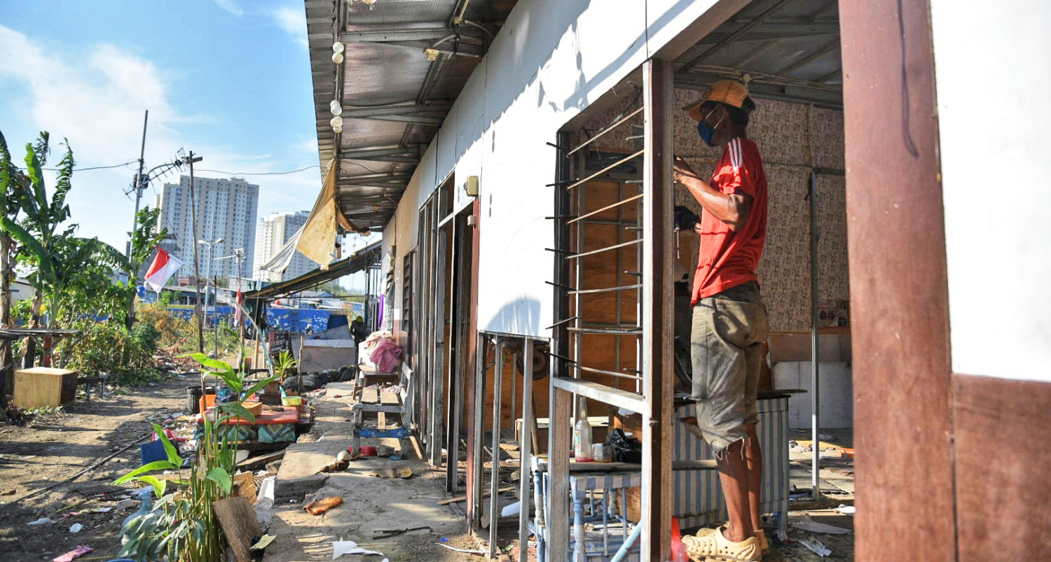 MULAI RELOKASI WARGA KAMPUNG AKUARIUM: warga berbenah di Kampung Akuarium, Penjaringan, Jakarta Utara, Rabu (9/9/2020).