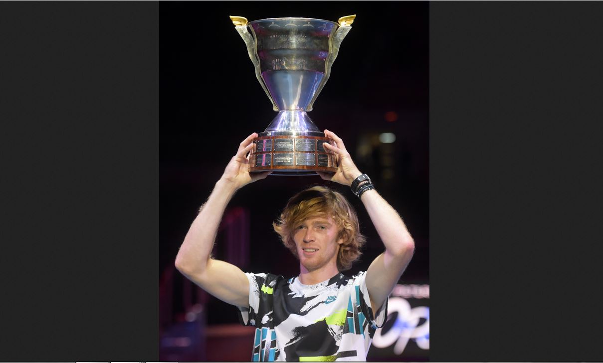 Andrey Rublev mengangkat trofi St Petersburg Terbuka.