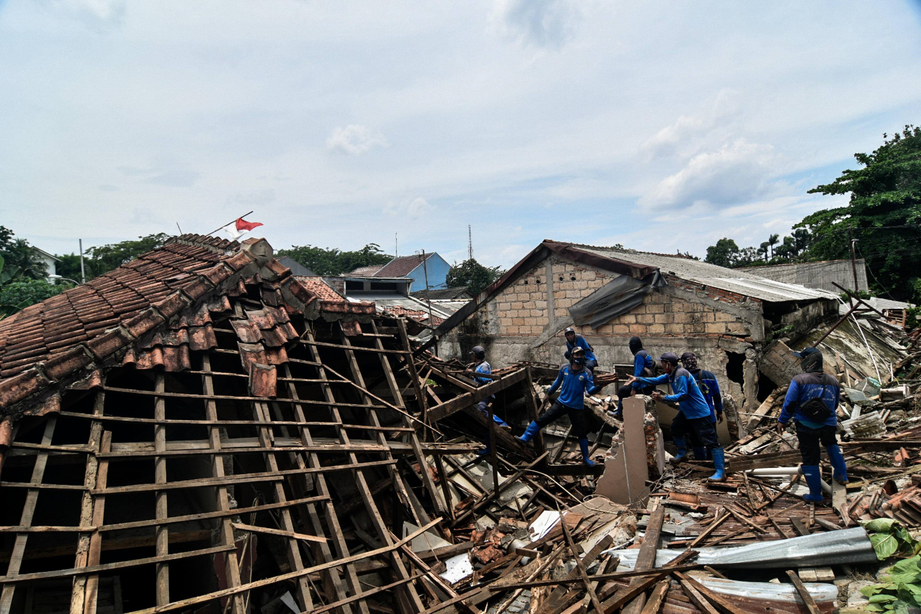 Petugas Dinas Sumber Daya Air sedang mengevakuasi rumah warga yang tertimpa longsor di kawasan Ciganjur, Jakarta, Senin (11/10/2020)