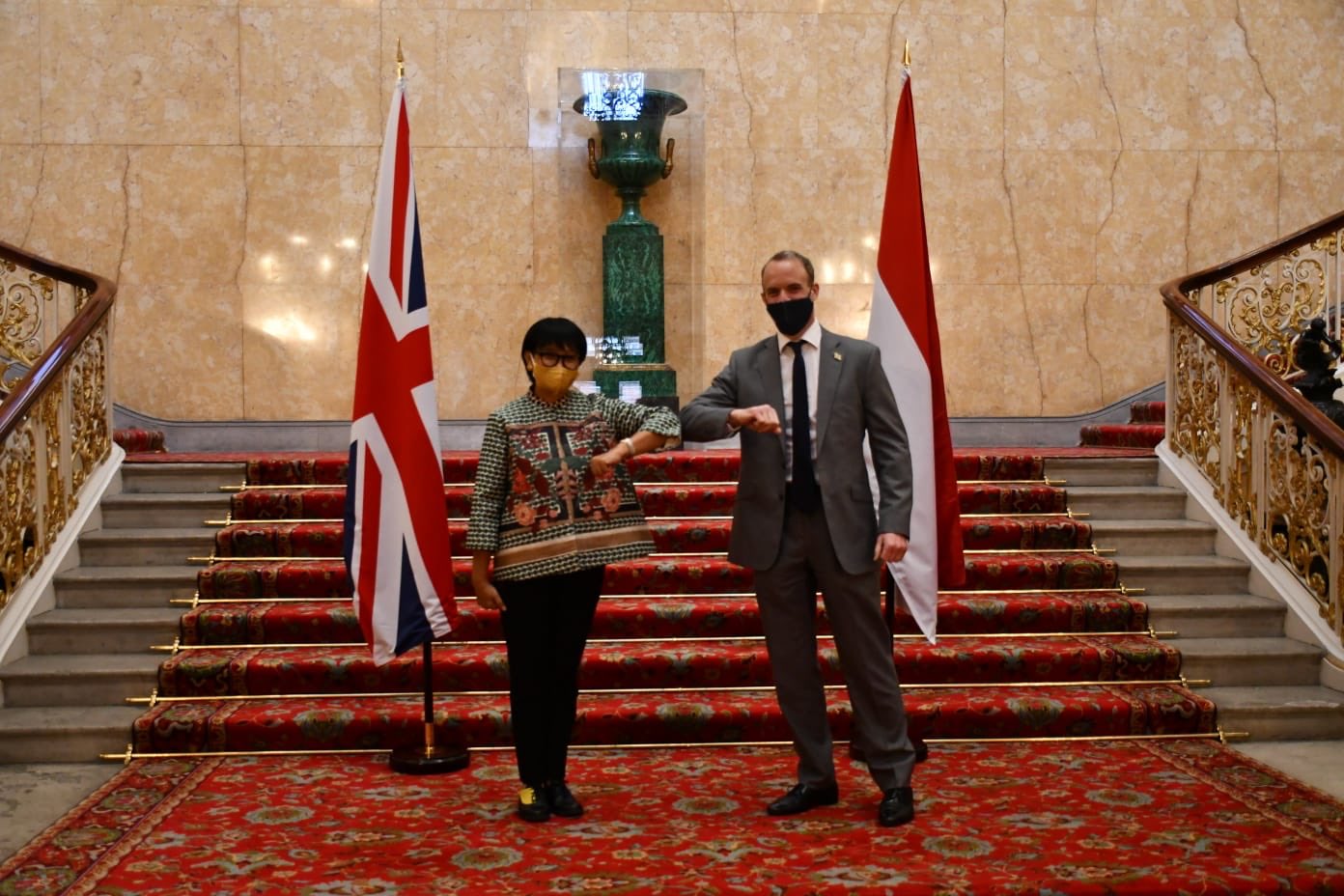 Menteri Luar Negeri Retno Marsudi berpose dengan Menteri Luar Negeri Inggris Dominic Raab